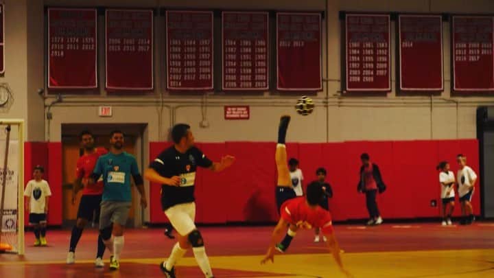 アレッサンドロ・ローザ・ヴィエイラのインスタグラム：「VÍDEO- Goleiro adiantado 👁👁 ,gol de bicicleta por cobertura de 25 metros... 🤷🏻‍♂️🤔🇧🇷🇺🇸 Será? #Falcaoexperience #Boston #Maisumcombinado 😀」