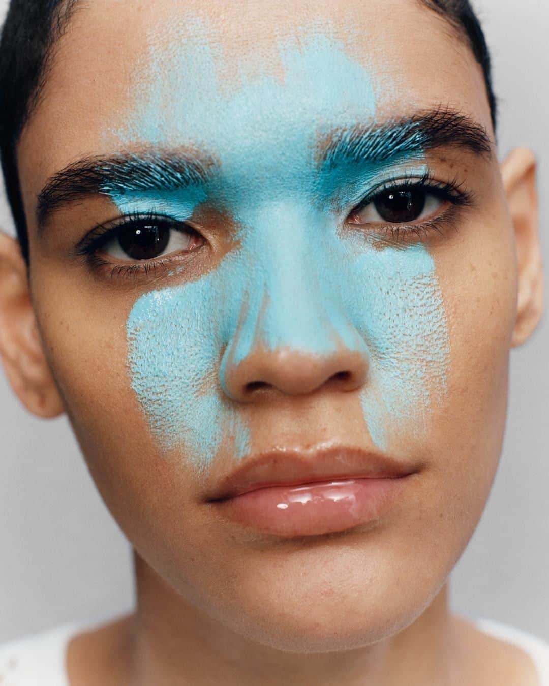 i-Dさんのインスタグラム写真 - (i-DInstagram)「Feeling blue this #humpday? 😰⁣⁣⁣ ⁣⁣⁣ Don't worry, we asked Chanel’s Global Creative Make-up and Colour Designer Lucia Pica to put together a super fun and colourful beauty shoot for our latest issue, and it's all online for your viewing pleasure – right now! 💙⁣⁣⁣ ⁣⁣⁣ Link in bio. 🔗⁣⁣⁣ ⁣⁣⁣ [The Voice of a Generation Issue, no. 356, Summer 2019.]⁣⁣⁣⁣ .⁣⁣⁣⁣⁣ .⁣⁣⁣⁣⁣ .⁣⁣⁣⁣⁣ Photography @oliverhadleepearch⁣⁣⁣⁣ Make-up @luciapicaofficial⁣⁣⁣⁣ Styling @franburns⁣⁣⁣⁣ @keharteemunhas wears t-shirt vintage from stylist’s archive. CHANEL LES BEIGES EAU DE TEINT. CHANEL PALETTE ESSENTIELLE. CHANEL OMBRE PREMIERE ‘Nuage Bleu‘.⁣⁣⁣ #MakeUp #Beauty #Chanel⁣」6月20日 2時10分 - i_d