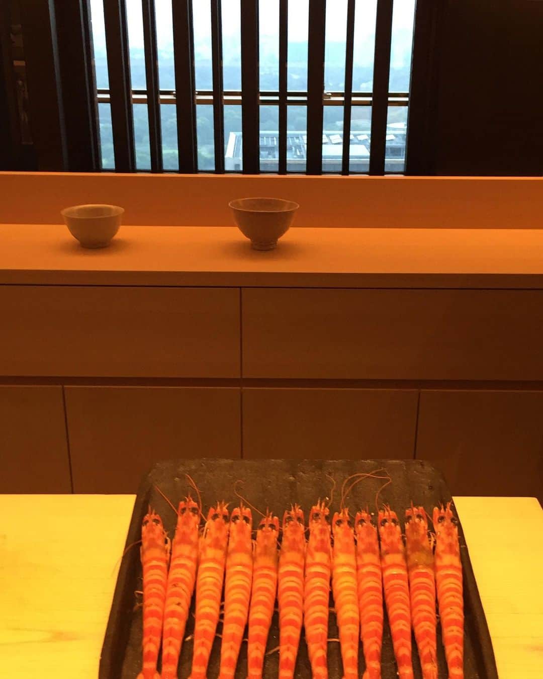 INSIDE FUJINGAHOさんのインスタグラム写真 - (INSIDE FUJINGAHOInstagram)「美しすぎる海老たち。カウンター席からは、お天気がよければサンセットも眺められます。 #東京ホテル鮨 #武蔵byアマン #sushi #amantokyo #婦人画報9月号 #寿司」6月20日 2時22分 - fujingahojp