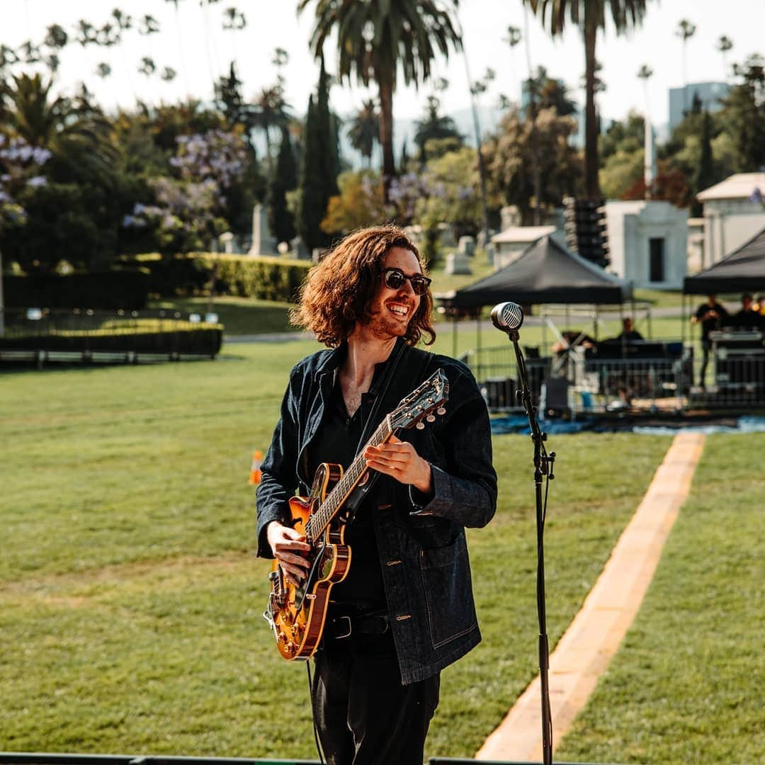 ホージアさんのインスタグラム写真 - (ホージアInstagram)「Was such a gorgeous evening at Hollywood Forever Cemetary. Thank you for joining us in such a perfect setting and @bailentheband & @estehaim for lending your beautiful voices on Work Song. 🖤 🎥 @AustinRoa」6月20日 2時30分 - hozier