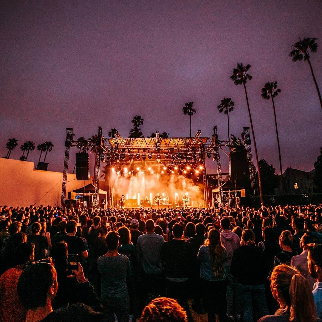 ホージアさんのインスタグラム写真 - (ホージアInstagram)「Was such a gorgeous evening at Hollywood Forever Cemetary. Thank you for joining us in such a perfect setting and @bailentheband & @estehaim for lending your beautiful voices on Work Song. 🖤 🎥 @AustinRoa」6月20日 2時30分 - hozier