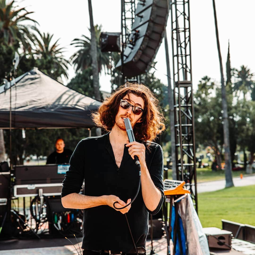 ホージアさんのインスタグラム写真 - (ホージアInstagram)「Was such a gorgeous evening at Hollywood Forever Cemetary. Thank you for joining us in such a perfect setting and @bailentheband & @estehaim for lending your beautiful voices on Work Song. 🖤 🎥 @AustinRoa」6月20日 2時30分 - hozier