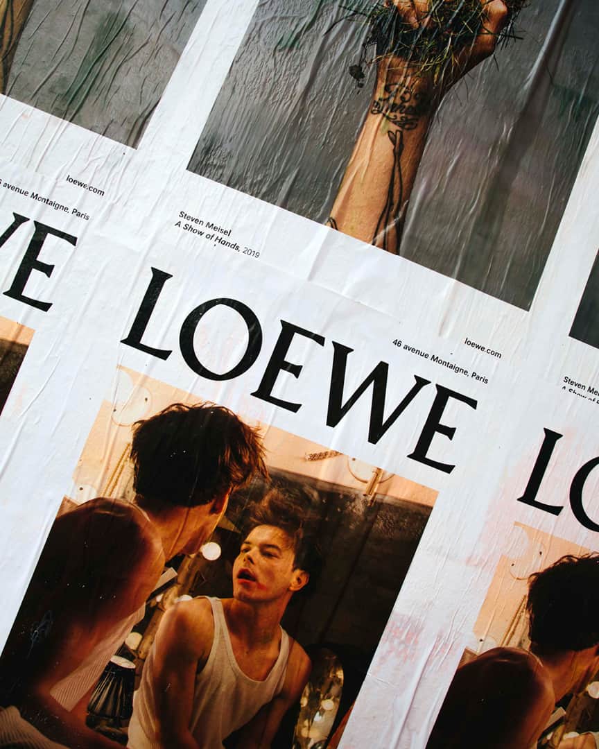 Loeweさんのインスタグラム写真 - (LoeweInstagram)「#LOEWESS20 campaign on the streets of Paris. See more on loewe.com #LOEWE  #PFW  #Menswear  #ParisFashionWeek」6月20日 2時40分 - loewe