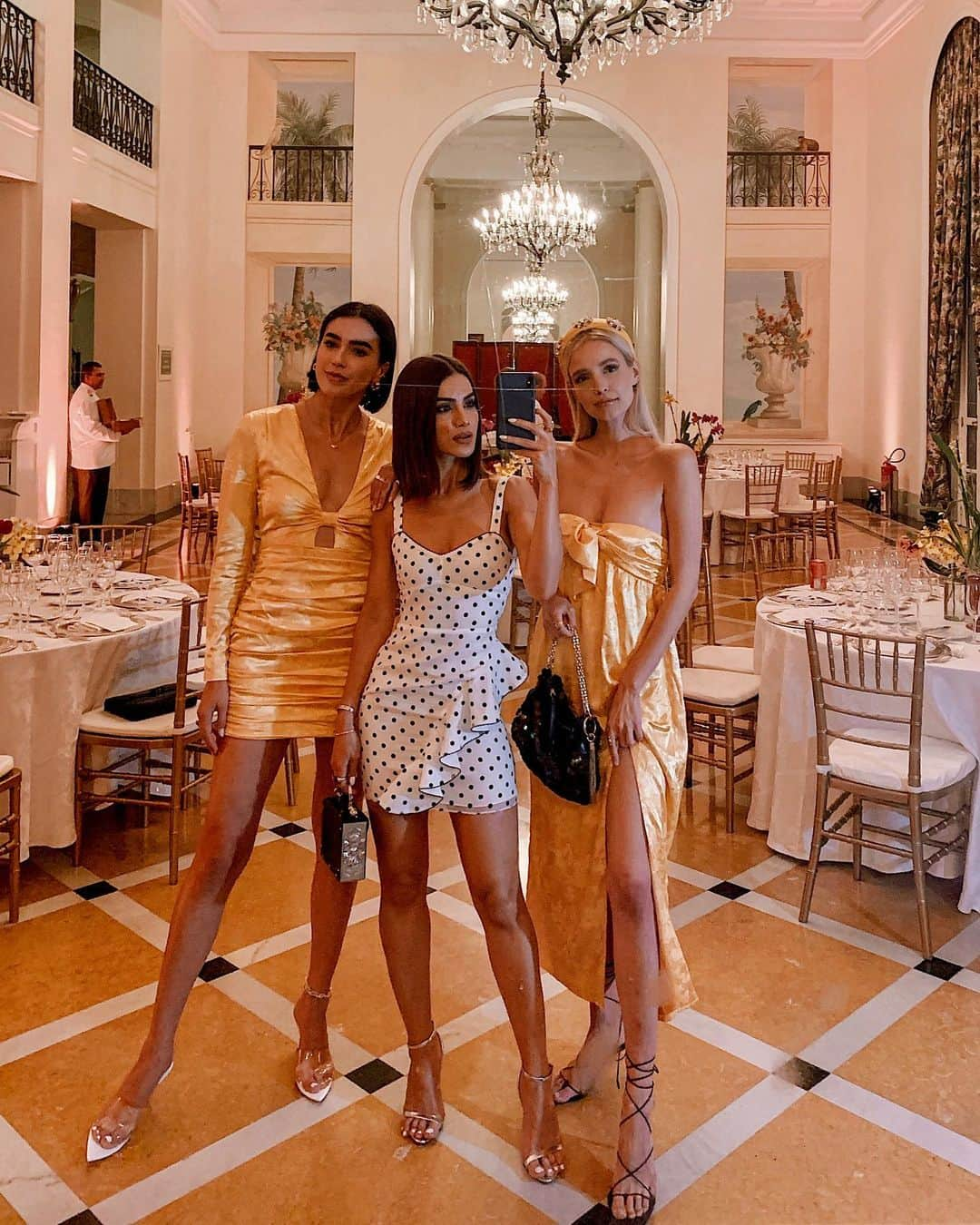 Camila Coelhoさんのインスタグラム写真 - (Camila CoelhoInstagram)「Babes in @camilacoelhocollection 🧡 You can NOW OFFICIALLY SHOP the collection, at revolve.com (some pieces and many sizes are selling out - make sure to get your favorites) Can’t wait to see you guys wearing it! #MYCCLOOK @revolve #revolvearoundtheworld ————- Sobre ontem!!! Todas de @camilacoelhocollection 🧡 Agora vocês já podem oficialmente garantir suas peças no site da revolve.com (já tem muitos tamanhos esgotando, correeee!).」6月20日 2時43分 - camilacoelho