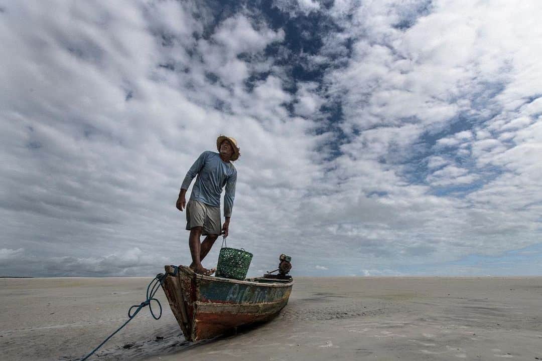 thephotosocietyさんのインスタグラム写真 - (thephotosocietyInstagram)「Photo by @lucianocandisani ( Luciano Candisani ). "In the Caeté bay life goes in the rhythm of the tides" told me a fisherman called Domingos from the bow of his canoe  on a  sandbank  during the low tide. The tidal amplitude in the coast of Pará , Brazil, is around 7 meters. . @thephotosociety @natgeobrasil@ilcp_photographers @sealegacy@solo.br @vento.leste @natgeo#conservationphotography#candisani #lucianocandisani#photography #fotografia#fisherman #fishing #tides #tide#life #pará #ocean #mar #pesca#pescador. @smithsonianmarineconservation @natgeobrasil @thephotosociety@ilcp_photographers @sealegacy@solo.br @vento.leste#lucianocandisani #conservação#fotografia #photography#documentalphotography #belize#boats #silingboats #traditionalboats#candisani #mar #sea #ocean#oceano #viagens #vela #velejar#navegacao #sartaneja #pesca#fishing #sustainability#conservationphotography」6月20日 2時46分 - thephotosociety