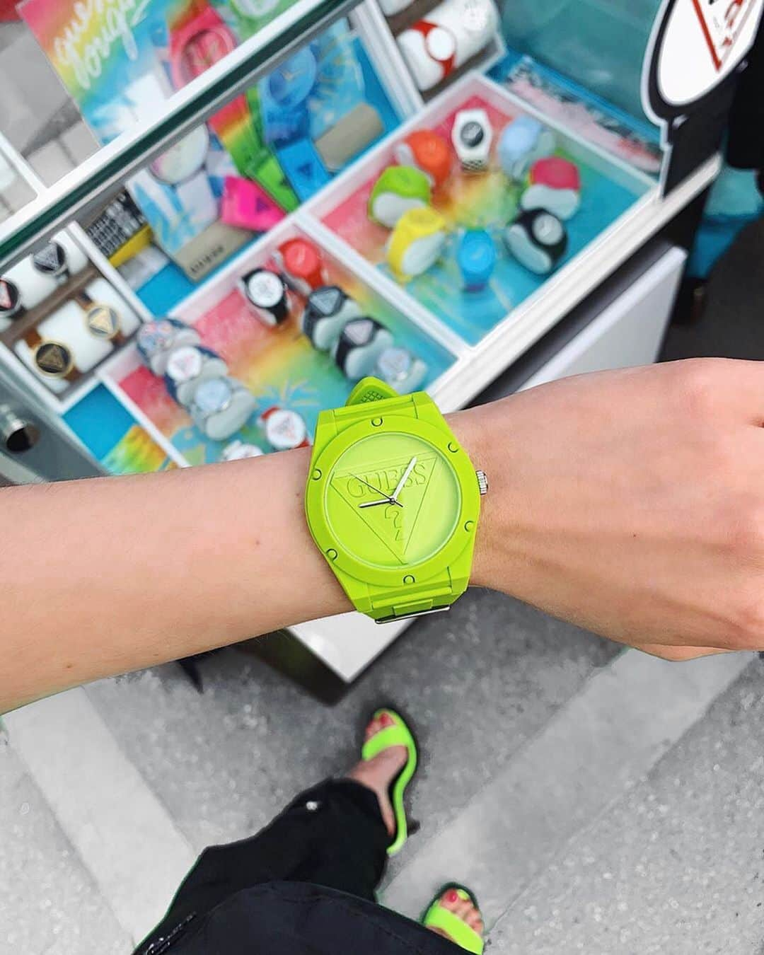 ゲスさんのインスタグラム写真 - (ゲスInstagram)「neon vibin’ for #NationalWatchDay 💚⌚️⚡️ .  Be sure to tag us @guess + #GUESSWatches for a chance to be featured like #GUESSBabe @sheverlova」6月20日 2時46分 - guess