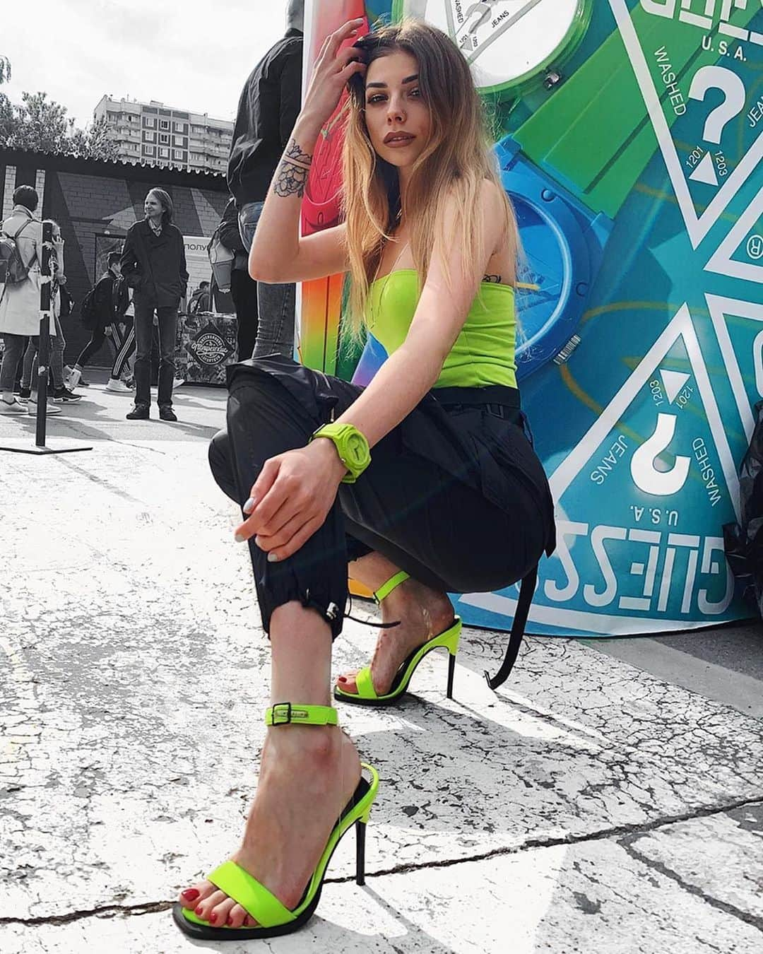 ゲスさんのインスタグラム写真 - (ゲスInstagram)「neon vibin’ for #NationalWatchDay 💚⌚️⚡️ .  Be sure to tag us @guess + #GUESSWatches for a chance to be featured like #GUESSBabe @sheverlova」6月20日 2時46分 - guess