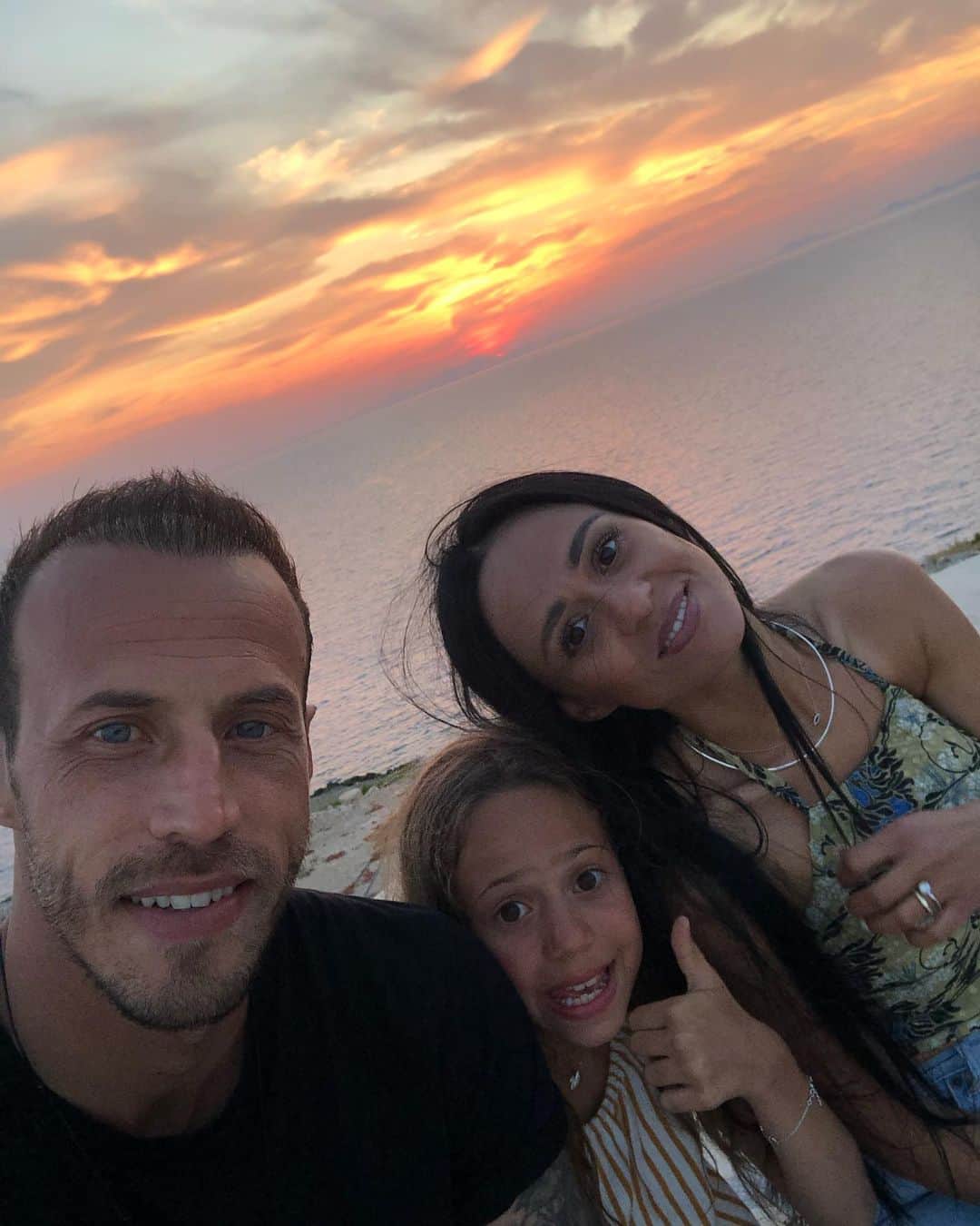 のインスタグラム：「My sunshine ❤️❤️❤️ @afroditi_tsd #iosisland #holidays #relax #family」