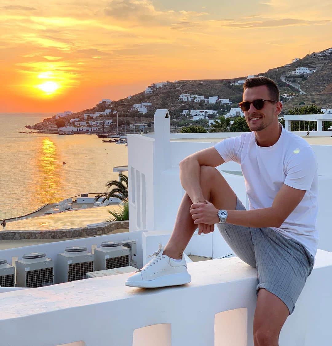 アルカディウシュ・ミリクのインスタグラム：「Enjoying the sunset 🌅 I  just love this place ❤️ #greece #mykonos #chill #sunset」