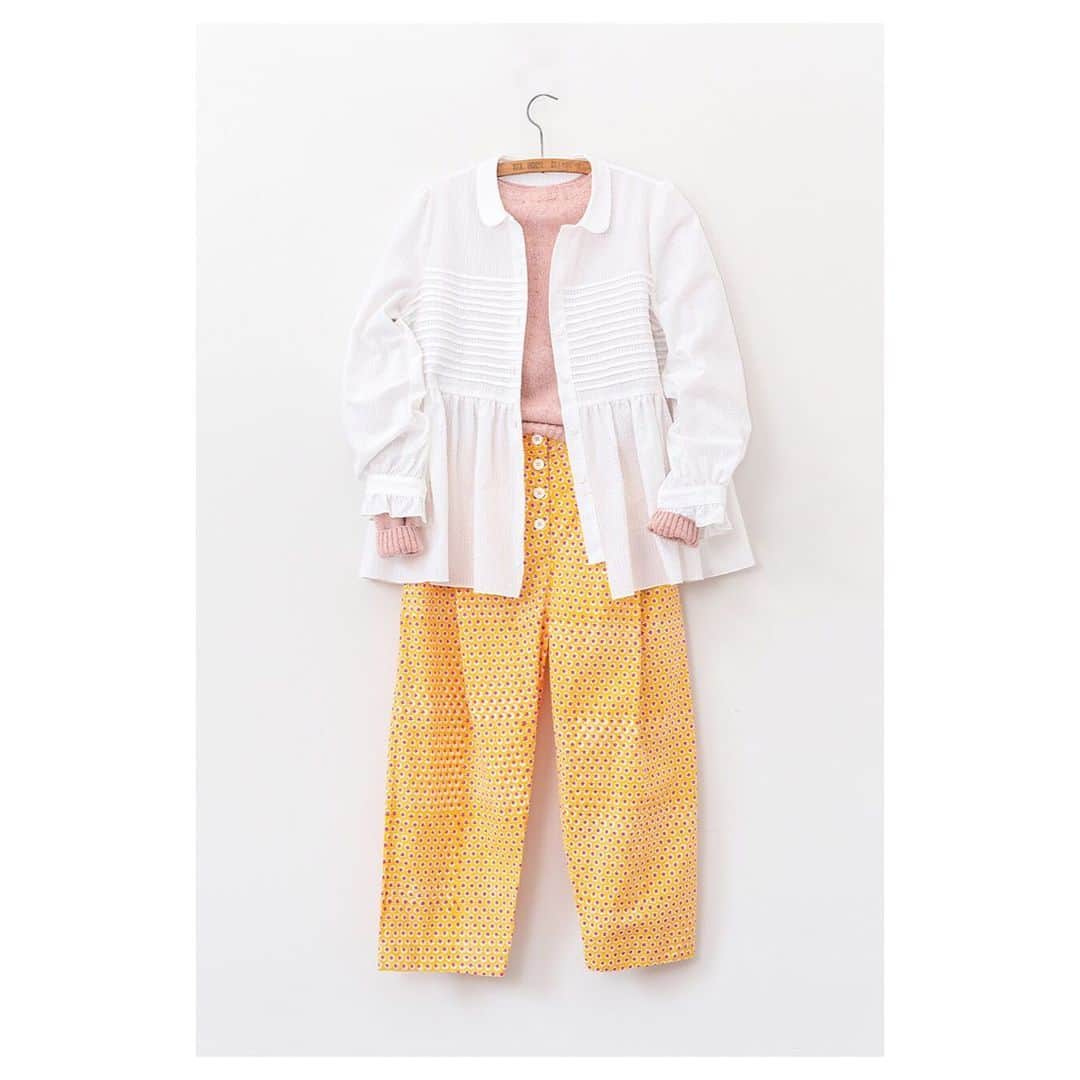 キャベジズ&ローゼズのインスタグラム：「Shine with the brightest and the best ⭐️👇Tap to shop a very merry trio👇The Camilla Trousers, printed by hand on organic cotton in the Tuk Tuk print by Molly Mahon, matches wonderfully with the merino and cashmere mix Freya Sweater in pink. Top it all off with Perdie Shirt in white seersucker for easy summer dressing #mollylovescabbages #mollymahon #blockprinting #blockprints #mm❤️c&r #yellowtrousers #pinksweater #sustainableclothing #cabbagesandroses #cabbagesandrosesfashion @christina_strutt @mollymahonblockprinting @cabbagesandroses_shop」