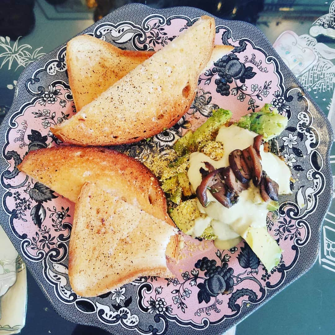 ガソリングラマーさんのインスタグラム写真 - (ガソリングラマーInstagram)「VEGAN BUTTER TOAST & MUSHROOM AVOCADO + JALAPENO CREMA #GASOLINEKITCHEN ADVENTURES 🍞🍞🍞🥑🥑🥑🍄🍄🍄🌶🌶🌶 @littlenorthernbakehouse #veganbread #glutenfree  @miyokoscreamery #VEGANBUTTER  @mothersmarkets #avocado  @edwardandsons #crimini #mushrooms  Via @vitacost  @zubiatescocina #jalapenocream  @thevegetarianexpress4u #parmazaan  @mountainroseherbs #smokedblackpepper  #vegan #vegansofIG #veganaf #vegansofinstagram #veganfood #whatveganseat @gasolineglamour #gasolineglamour #littlenorthernbakehouse  #miyokoscreamery  #mothersmarket  #vitacost  #zubiatescocina  #thevegetarianexpress4u  #MOUNTAINROSEHERBS  #edwardsandsonstradingco」6月20日 2時58分 - gasolineglamour