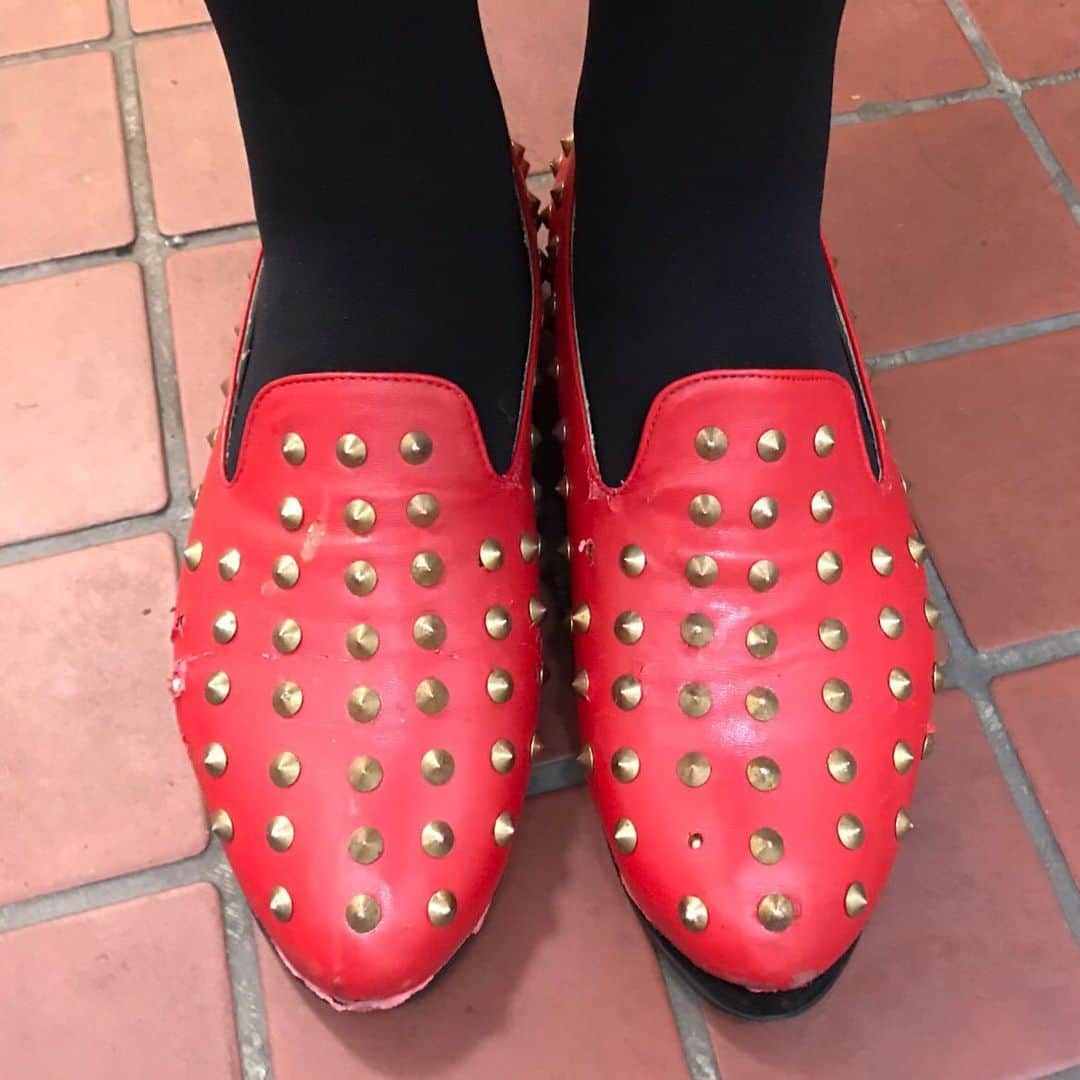 相沢あいさんのインスタグラム写真 - (相沢あいInstagram)「そういえば先日 #フジテレビ 系列の #レディース有吉 に #麻辣連盟 の女番長という謎肩書きで出演しまして、しびれブームの解説をしました。そして今日は #四川フェス の打ち上げだったので、律儀に女番長感ある靴を履いて参戦。北京胡同 川香苑のコース、とっても美味しかった。ところで週5で麻婆豆腐ってどこ情報？　#あいさんの辛いもの記録 #相沢あい」6月20日 3時14分 - aizawaai