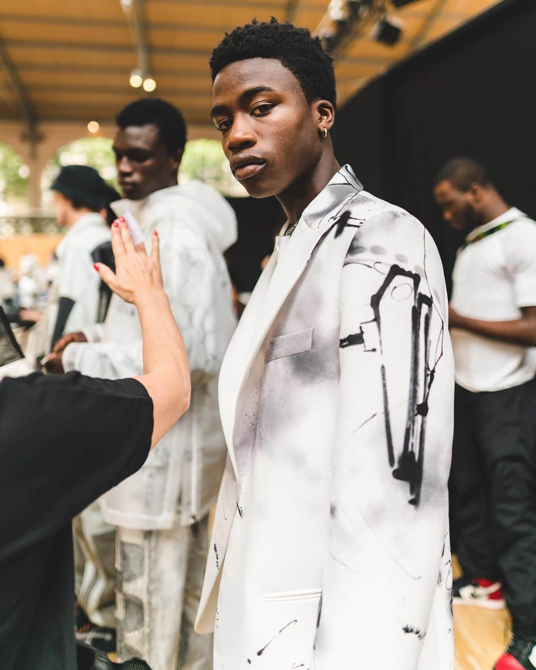 HYPEBEASTさんのインスタグラム写真 - (HYPEBEASTInstagram)「@hypebeaststyle: Head to our bio link for an exclusive backstage look at @virgilabloh's #SS20 @off____white runway show at #ParisFashionWeek,  modeled by the likes of @sheckwes, @gigihadid and more. The highly-anticipated “PLASTIC ”collection revealed two new Off-White™ x @nikesb Dunk Lows and stand-out pieces designed in collaboration with @futuradosmil.  Photo: Pete Casta/@hypebeastfr」6月20日 3時24分 - hypebeast