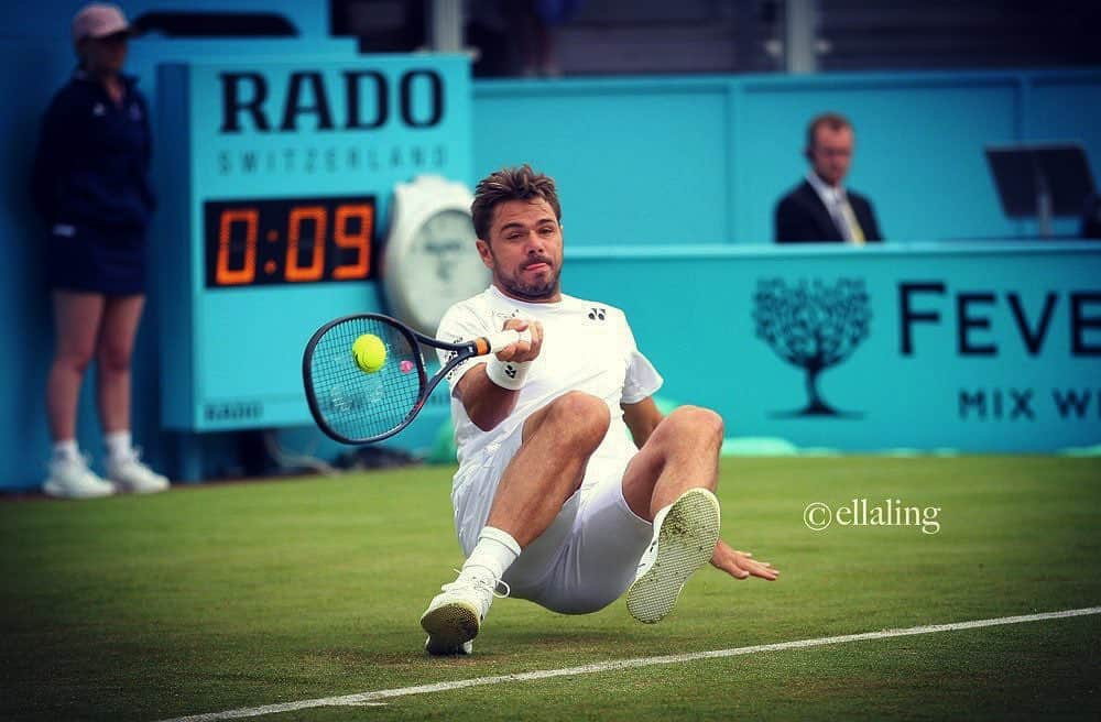 スタニスラス・ワウリンカさんのインスタグラム写真 - (スタニスラス・ワウリンカInstagram)「Getting myself out of trouble...First round done 🙄🤗😅🤫🌱🎾☔️💥💪🏻✅ #grass #rain #onmyass #outoftrouble #enjoy」6月20日 3時30分 - stanwawrinka85