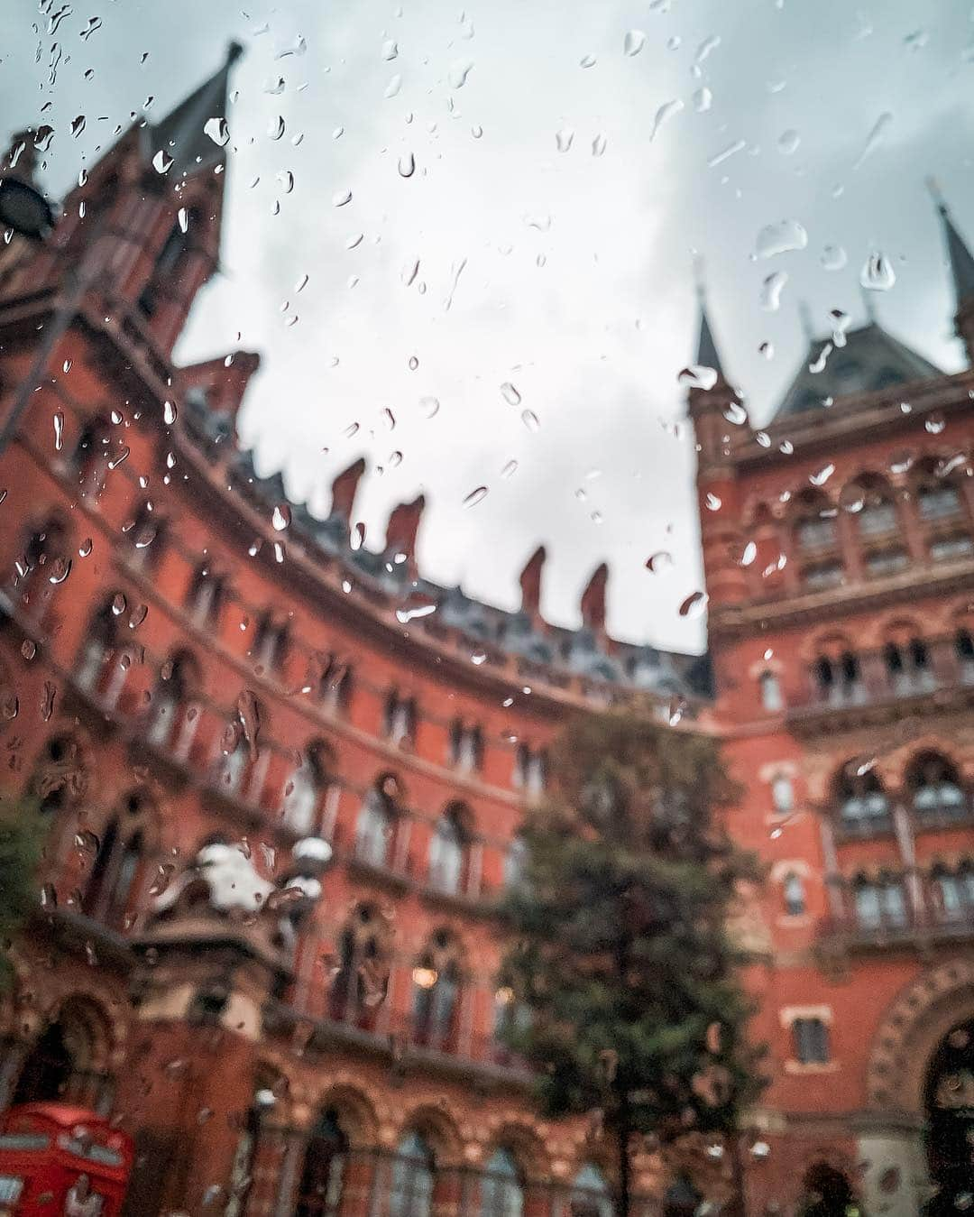 @LONDON | TAG #THISISLONDONさんのインスタグラム写真 - (@LONDON | TAG #THISISLONDONInstagram)「Taxi ride past #StPancras - can someone tell me when #BritishSummertime is going to kick in?! 🤷🏻‍♂️😭☔️ ~ @MrLondon // #thisislondon #london #stpancrasrenaissancehotel」6月20日 3時43分 - london