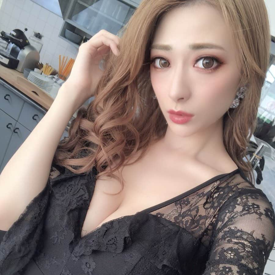 華沢友里奈さんのインスタグラム写真 - (華沢友里奈Instagram)「このドレスも可愛かったなあ😍❤️ @jewels_dress_official  もう発売されてるみたい❤️ @dress_sugar  今週は撮影だったり昼間やることたくさん ╰(*´︶`*)╯♡ 頑張るぞお(´°̥̥̥̥̥̥̥̥ω°̥̥̥̥̥̥̥̥｀) #キャバ嬢 #キャバドレス #jewelsドレス #sugar #sugarドレス  #followme」6月20日 3時43分 - hanazawayurina