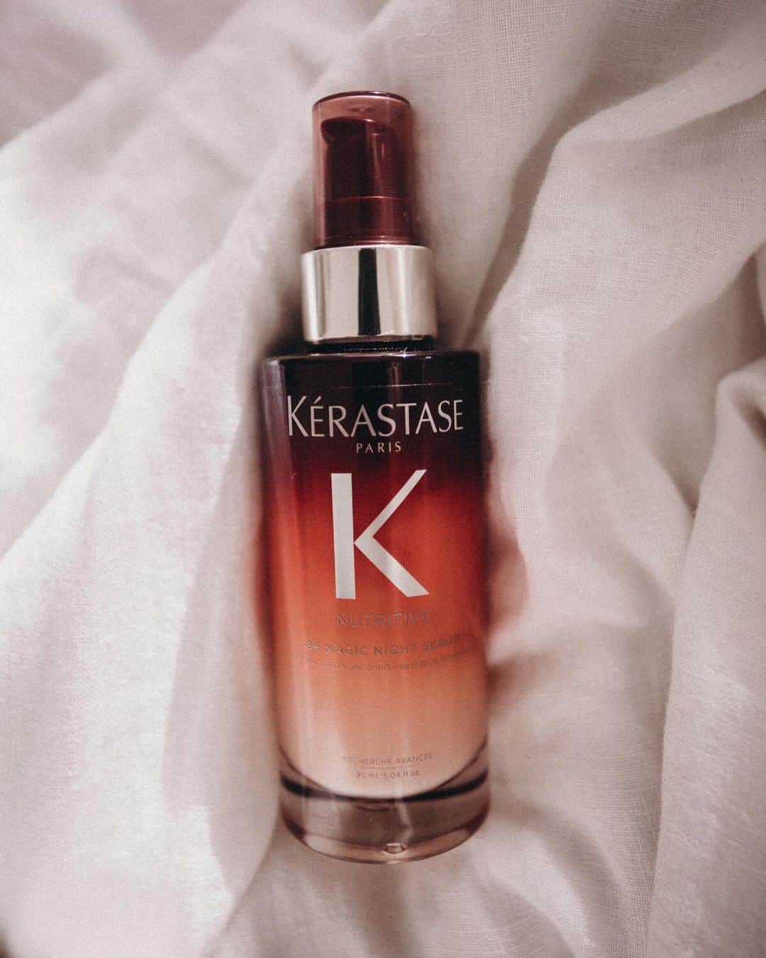 Amber Fillerup Clarkさんのインスタグラム写真 - (Amber Fillerup ClarkInstagram)「The morning light in our bedroom makes me so happy! So does waking up after using @kerastase_official Nutritive 8H Magic Night Serum. It is a serum you apply right before bed to dry hair! When you wake up your hair doesn't feel weighed down or oily - it is smooth and fresh and feels like you just did a really good deep condition! I have a swipe up in my stories! #kerastasepartner #ad」6月20日 3時44分 - amberfillerup