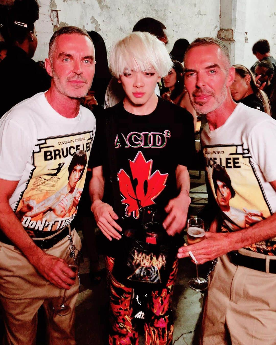 FashionDreamer Dさんのインスタグラム写真 - (FashionDreamer DInstagram)「↑ I covered in Milan @dsquared2.  The show was mostly red and gold with Asian culture and street elements added.  How!  Bruce Lee's T-shirt also appeared!  It was a wonderful new work that added subtlety to the powerful image. Thank you so much for invite me and took a pic together！#DeanCaten & #DanCaten . @dsquared2 #DSQUARED2 .  ㅤ ㅤ ㅤ ㅤㅤ ㅤ ㅤ ㅤ ㅤ ・🇪🇸🇮🇨🇦🇷🇺🇾🇪🇨🇸🇻🇨🇺🇬🇹🇨🇷🇨🇴🇨🇱🇩🇴🇳🇮🇵🇦 Con @dsquared2, amo la ropa y la creatividad. ¡La colección @dsquared2 mostrada en Milán hizo un rojo genial!  También me gusta y tengo mucha ropa de color rojo.  Muchas gracias por invitarme y tomé una foto juntos！ ㅤ ㅤ ㅤ ㅤㅤ ㅤ ㅤ ㅤ ㅤ ・🇯🇵 ミラノ取材 : ディースクエアード ショーは、赤や金を中心に、アジアのカルチャーや、ストリートの要素が加わったものが多かったです。 なんと！ブルース・リーさんのTシャツも登場！力強いイメージに繊細さを加えた素敵な新作でした。 ㅤ ㅤ ㅤ ㅤㅤ ㅤ ㅤ ㅤ ㅤ ・🇧🇷🇦🇴🇨🇻🇬🇼🇸🇹 Cobertura de Milão.  O show foi principalmente vermelho e dourado com cultura asiática e elementos de rua adicionados.  Como!  A camiseta de Bruce Lee também apareceu!  Foi um novo trabalho maravilhoso que acrescentou sutileza à imagem poderosa. ㅤ ㅤ ㅤ ㅤㅤ ㅤ ㅤ ㅤ ㅤ ・🇰🇷 밀란의 적용 범위.  쇼는 주로 아시아 문화와 거리 요소가 추가 된 빨간색과 금색이었습니다.  방법!  Bruce Lee의 T 셔츠도 등장했습니다!  그것은 강력한 이미지에 미묘함을 더한 훌륭한 새로운 작품이었습니다. ㅤ ㅤ ㅤ ㅤ ㅤ ㅤ ㅤ ・🇮🇹🇦🇺🇸🇲🇨🇭🇻🇦 Copertura di Milano.  Lo spettacolo era per lo più rosso e oro con la cultura asiatica e gli elementi di strada aggiunti.  Come!  È apparsa anche la maglietta di Bruce Lee!  È stato un nuovo meraviglioso lavoro che ha aggiunto sottigliezza all'immagine potente. ㅤ ㅤ ㅤ ㅤ ㅤ ㅤ ㅤ ・🇷🇺&🇰🇿&🇬🇪&🇹🇯&🇹🇲 Милан покрытие.  Шоу было в основном красное и золотое с добавлением азиатской культуры и уличных элементов.  Как!  Футболка Брюса Ли тоже появилась!  Это была замечательная новая работа, которая добавила тонкости мощному образу. ㅤ ㅤ ㅤ ㅤ ㅤ ㅤ ㅤ ・🇨🇳&台湾&香港&上海 米兰报道。 该节目主要是红色和金色，加上亚洲文化和街头元素。  怎么样！ 李小龙的T恤也出现了！ 这是一部精彩的新作品，为强大的形象增添了微妙之处。 ㅤ ㅤ ㅤ ㅤ ㅤ ㅤ ㅤ ㅤ ・🇮🇶🇾🇪🇸🇩🇪🇬🇪🇷🇦🇺🇰🇼🇰🇲🇶🇦🇸🇦🇩🇯🇸🇾🇴🇲🇹🇩🇹🇳🇧🇭 ‎تغطية ميلان.  كان العرض في الغالب أحمر وذهبي مع إضافة الثقافة الآسيوية وعناصر الشوارع. ‎  ماذا!  ظهر تي شيرت بروس لي!  لقد كان عملاً جديداً رائعًا أضاف الدقة إلى الصورة القوية. ㅤ ㅤ ㅤㅤ ㅤ ㅤ ㅤ ㅤ」6月20日 3時41分 - d_japanese