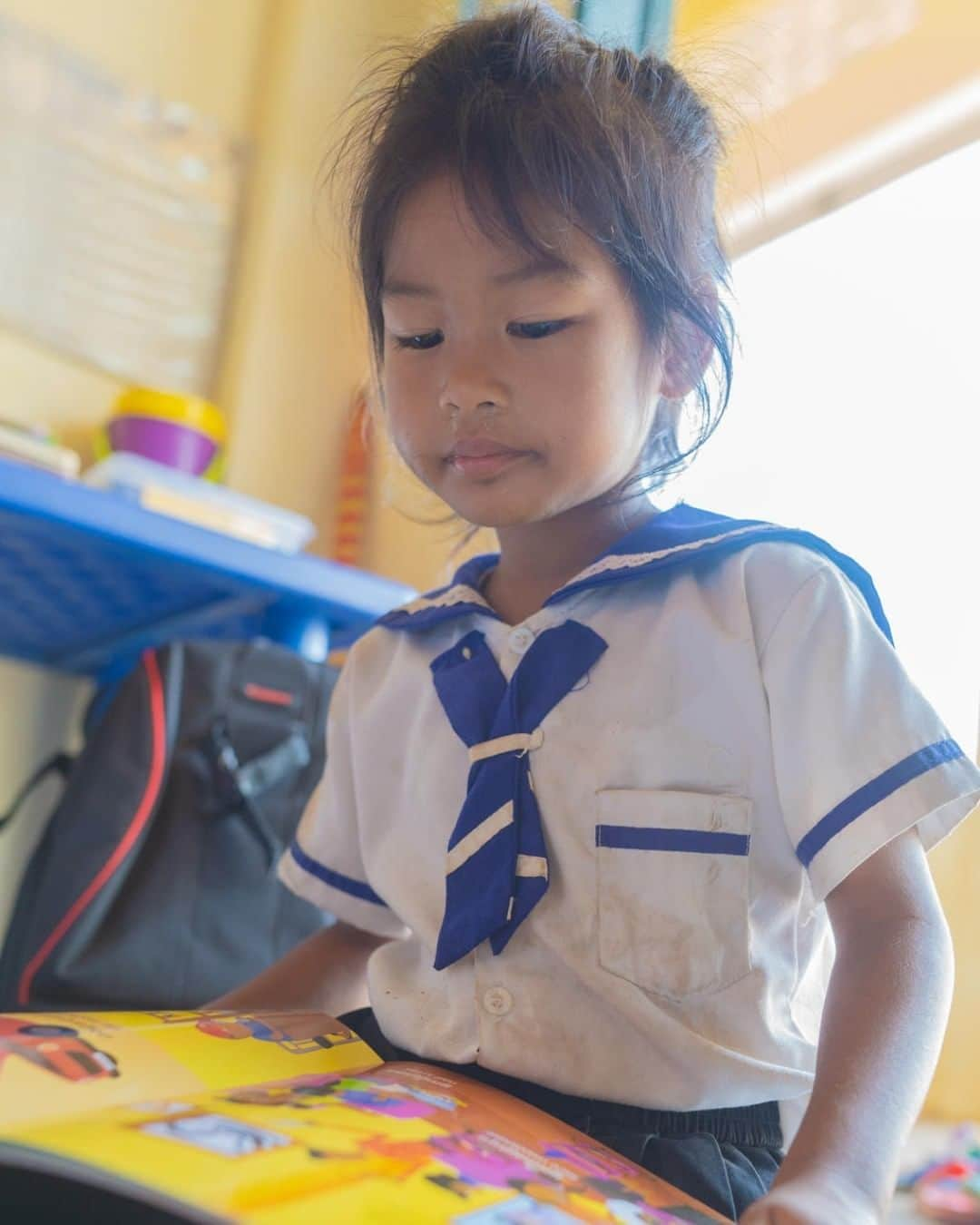 unicefさんのインスタグラム写真 - (unicefInstagram)「What was your favourite childhood book? School should be a safe place where children have a chance to learn, explore and grow. #ENDviolence © UNICEF/UN0319668/Seng」6月20日 3時45分 - unicef