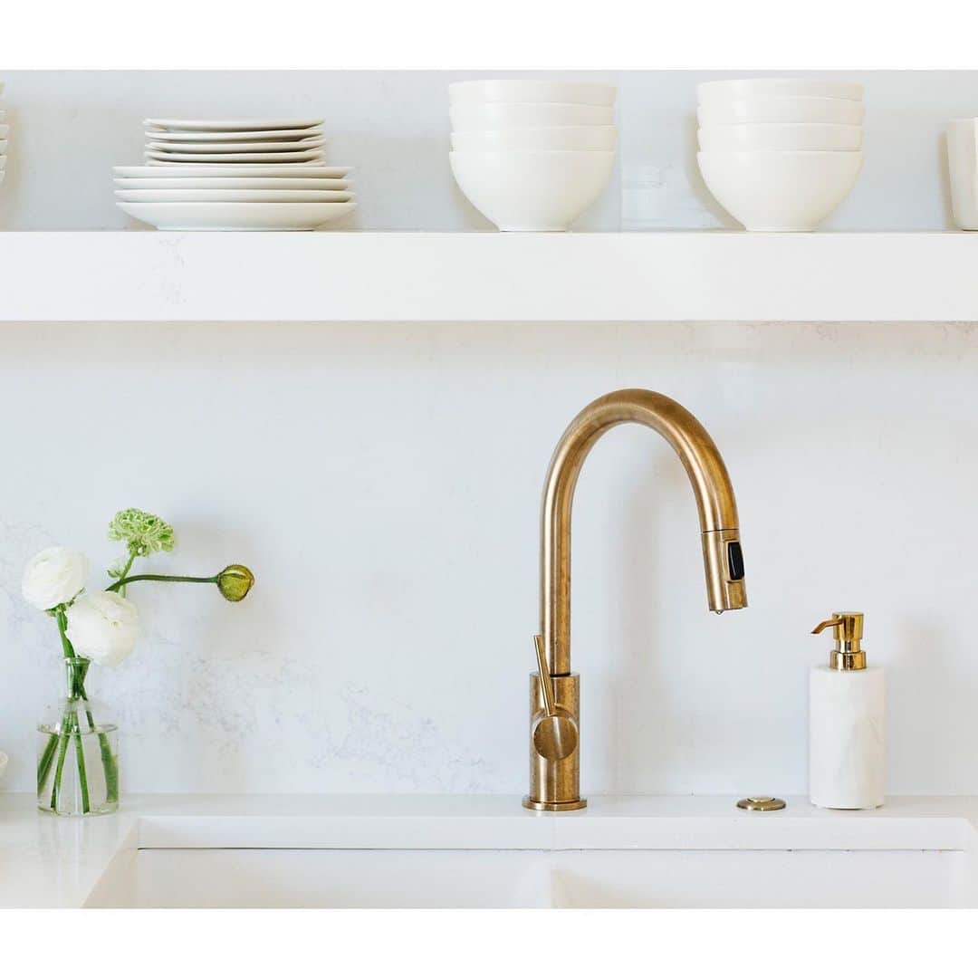 エリン フェザーストンのインスタグラム：「I think of fixtures in the home the same way I do jewelry for an outfit. It’s got to pop! I am obsessed with this antique brass kitchen sink faucet from @buildcom it was the finishing touch for my NYC reno and kitchen makeover! #thefetherednest 📷@mollyktadams」