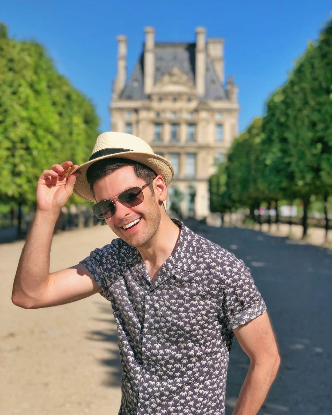 ブレンダン・ロビンソンさんのインスタグラム写真 - (ブレンダン・ロビンソンInstagram)「Showing off MAJOR side-Louvre... get it?! Cause I’m on the SIDE of the LOUVRE! (Nobody laughs...) (Man, I love a bad pun 😂) . . . #badpuns #louvre #louvremuseum #paris #france #tourist #summer #vacation」6月20日 3時47分 - brendanrobinson