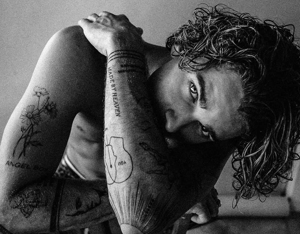ジェイ・アルヴァリーズのインスタグラム：「Never change who you are for anyone or anything, If you have to recreate yourself for yourself that’s fine.. But “All that you will ever need is already inside you”. —🏴🦋 @damon_baker」