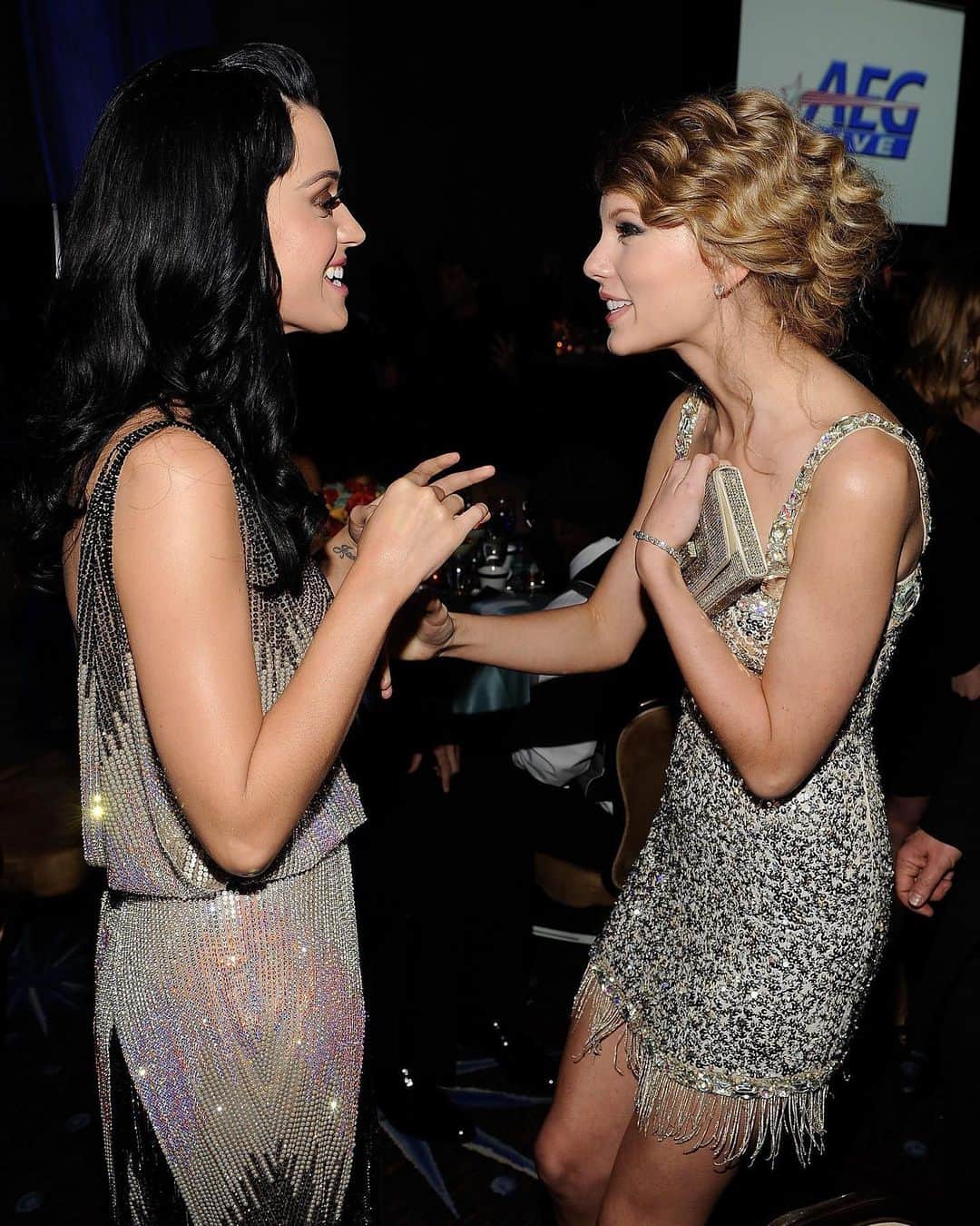 E! Onlineさんのインスタグラム写真 - (E! OnlineInstagram)「Taylor Swift and Katy Perry used to take shots at each other like Patron during their feud in 2015, but they've reconciled and Taylor Swift is recalling exactly how it happened. Link in bio for how they just ended up “hugging it out.” (📷: Getty Images)」6月20日 3時58分 - enews