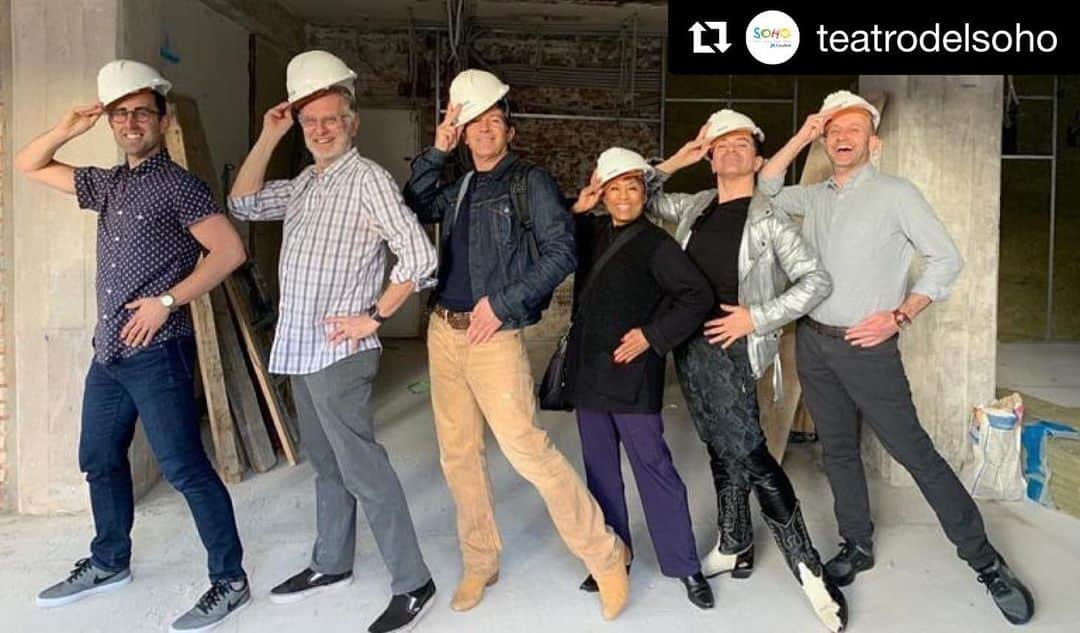 アントニオ・バンデラスさんのインスタグラム写真 - (アントニオ・バンデラスInstagram)「One singular sensation! #Repost @teatrodelsoho ・・・ Aprovechando los cascos de seguridad, Antonio Banderas junto a algunos miembros del equipo americano de 'A Chorus Line', han simulado los pasos de 'One' uno de los números más conocidos del musical 😍 . Te contamos más sobre esta visita en nuestra web. Link en bio👆🏻 . #TeatrodelSohoCaixaBank #AChorusLine #equipo #malaga #musical」6月20日 3時59分 - antoniobanderas