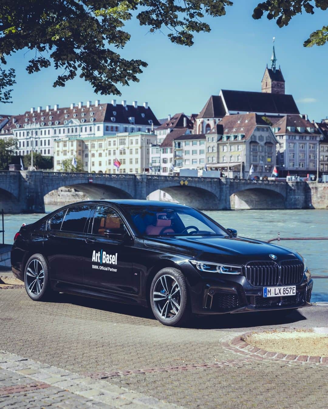 BMWのインスタグラム：「Art has multiple ways to make an impact.  THE 7 at @artbasel. #THE7 #BMW #7Series @BMWGroupCulture」