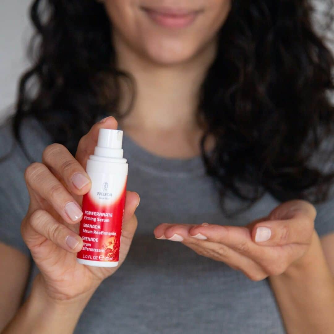 Weledaのインスタグラム：「Our Awakening Serum is best used before moisturizing morning and night! ❤️ Dispense a dime sized amount of serum into your hands, warm it by rubbing your hands together, and then gently press into your face, neck, and Décolleté !」