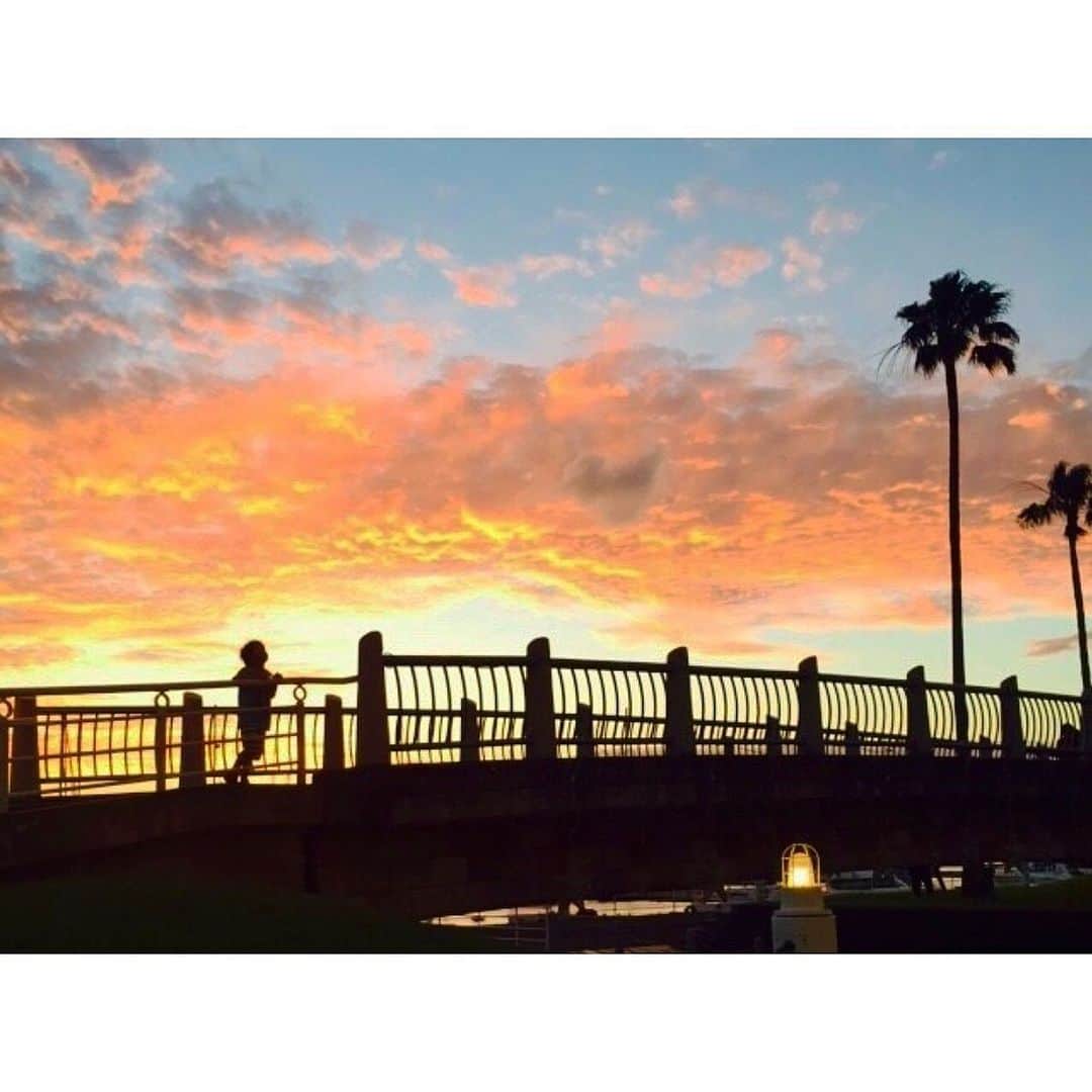 梶恵理子さんのインスタグラム写真 - (梶恵理子Instagram)「まったりドライブデート🌴💓🚗 夕日がすごく綺麗やった🌇 心洗われるわ〜〜〜😬😬😬笑 . ちなみに橋に立っているのは 私ではないw たまたまいた子供である👶🏻✨」6月20日 4時04分 - kajierimakeup