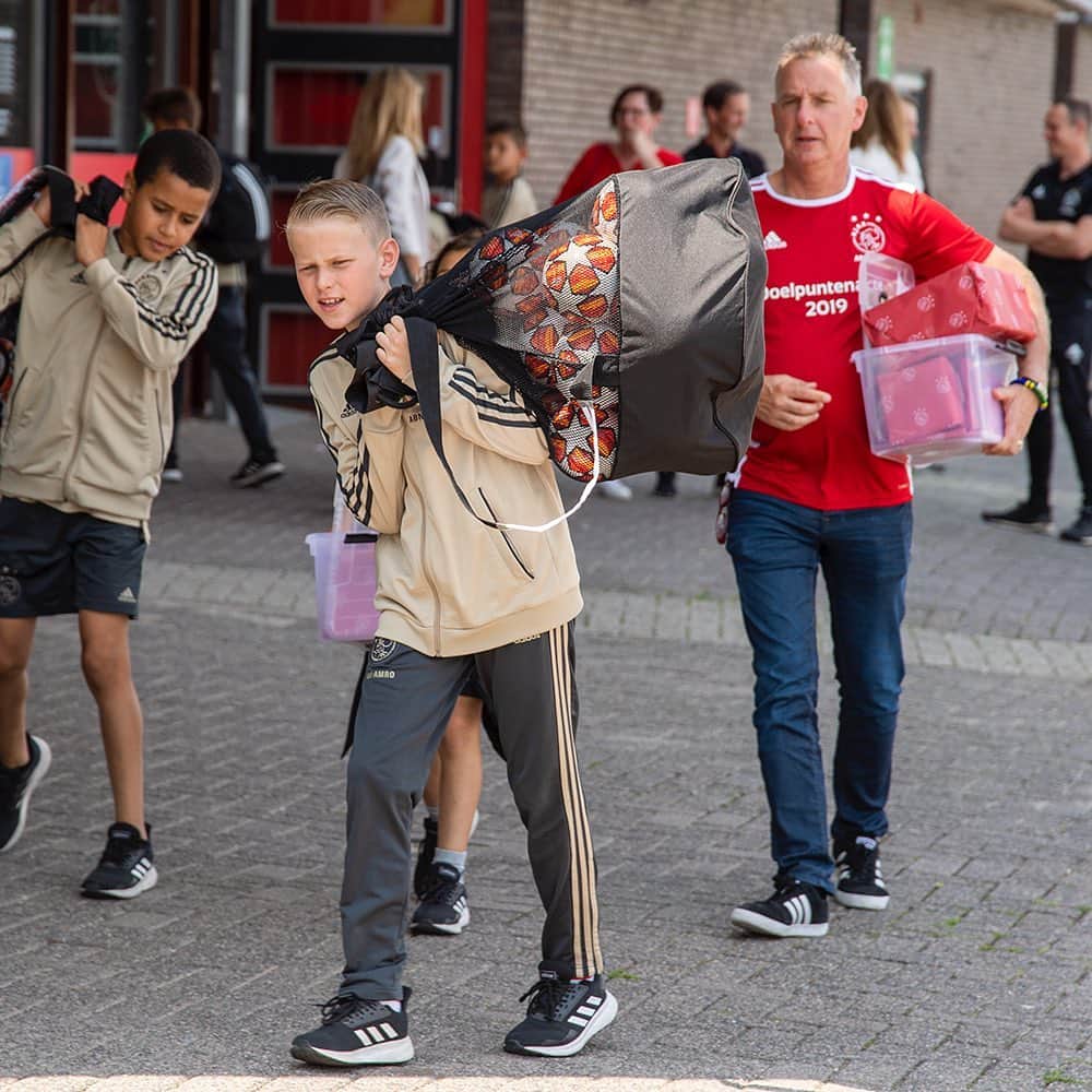 アヤックス・アムステルダムさんのインスタグラム写真 - (アヤックス・アムステルダムInstagram)「We care about all youth 🎁♥️ 😘 @ajaxfoundation  #SteunEmma」6月20日 4時25分 - afcajax