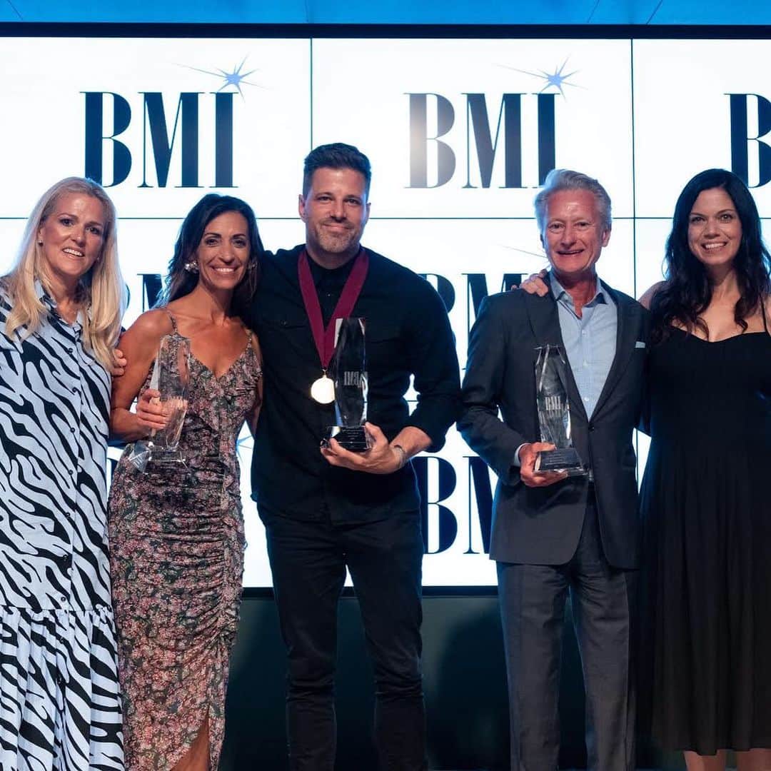 Broadcast Music, Inc.さんのインスタグラム写真 - (Broadcast Music, Inc.Instagram)「What a beautiful night celebrating Christian music! Congratulations to our many winners, including our 2019 BMI Compass Award honoree Elwyn Raymer, 2019 Christian Publisher of the Year, Be Essential Songs, Song of the Year (“Reckless Love”) writer @ran_jackson, and @ethanhulse, for not only winning his first (second, third AND fourth!) BMI awards but also taking home Songwriter of the Year @ethanhulse✨ #BMIChristianAwards」6月20日 4時32分 - bmi
