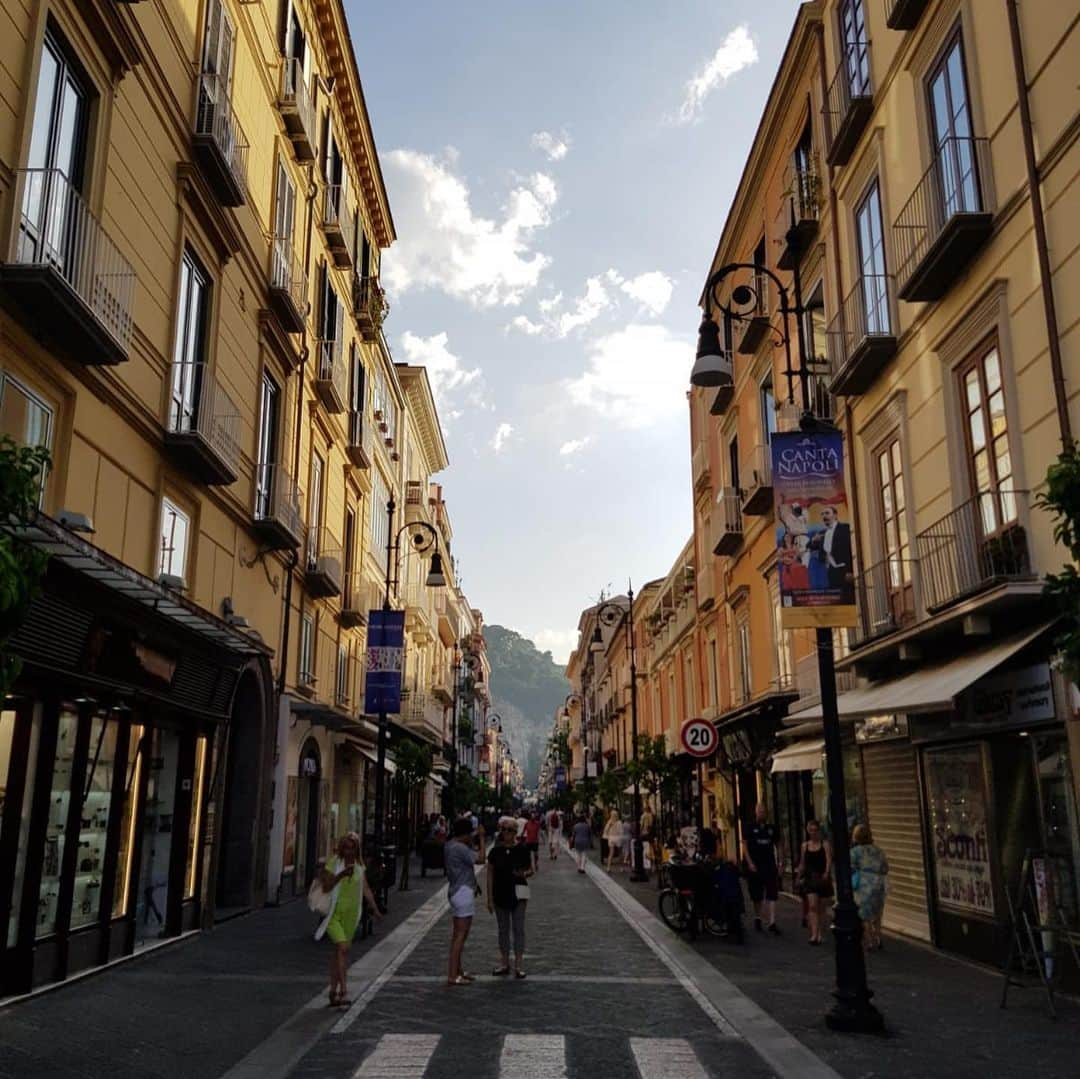 シモン・ミニョレさんのインスタグラム写真 - (シモン・ミニョレInstagram)「📍🌍 Positano & Sorrento  #holiday 🇮🇹🏖⛪🌄🍋」6月20日 4時33分 - 22mignolet22