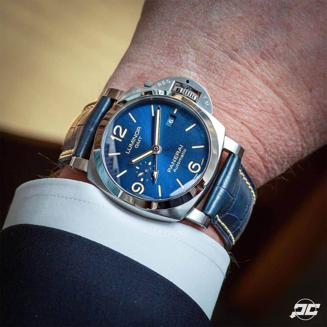 パネライのインスタグラム：「Since everyone on the previous post wanted a blue dial on a strap. How about the #Panerai #PAM1033 44mm Luminor Marina GMT with blue sun burst dial and patina Lume. Powered by the in-house P.9011 Calibre Automatic. 👍🏼 or 👎🏼 #paneraicentral」