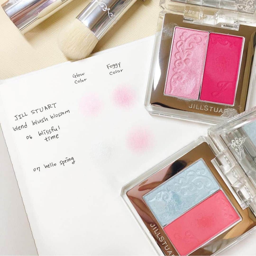 Jill Stuart Cosmetics Japanのインスタグラム：「Blend blush blossom IDR 798.000 . Ready stock 01 blooming bud Bright pink the color of flowers in bloom 02 sugary lollipop Sweet pink red like a lollipop 03 happy sunny Bright orange pink of a happy mood on a sunny day 04 good afternoon Pure pink like a pleasant moment in the afternoon ※Main color 05 new romantic Beige pink like the feeling of a new encounter ★06 blissful time Lavender pink of a lovely moment in the spring ★07 hello spring Overflowing blue pink that beckons spring . *All foggy colors are non-pearl ★Limited-edition color . Two cheek makeup colors containing spring pink in a single compact. Blends perfectly in your cheeks with a soft fit and a light blushing color. Lustrous glow colors and sheer matte colors can be mixed to produce any number of texture combinations . . #jualjillstuart#jualjillstuartmakeup#jualkuasmakeup#tokobatam#batamtoko#muabatam#batamolshop#olshopbatam#batam#tokokosmetik#jualbrush#jualsigma#jualan#jualanku#jualsephora#jualchanel#jualladuree#jualkosmetikbatam#jualeyeliner#jualmascara#juallipstick#jualmurah#jualankaka#makeupartistbatam#jualmakeup#jualkosmetikori#jualetude#jualladureekosmetik#jualkosmetikjepang#jillstuart」