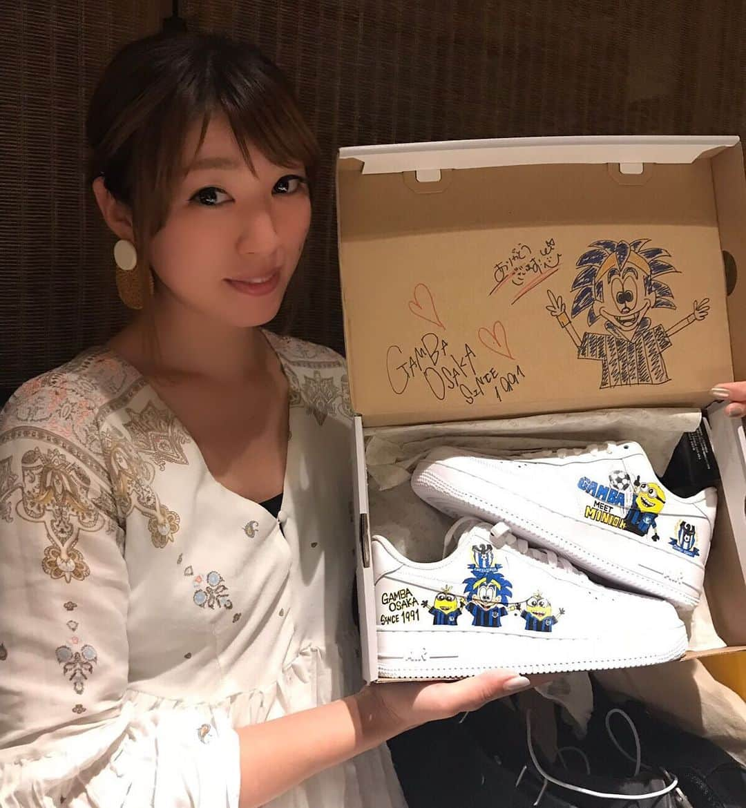 矢代梢さんのインスタグラム写真 - (矢代梢Instagram)「みてーーーーーー☝️ 👟AF1をガンバ仕様にしてもらいましたぁ👏🥺✨✨✨✨ 可愛すぎる💙🖤 箱にまでイラスト🥺🥺最高かよ！ 早くこれ履いて試合行きたい😊✨✨ #af1 #ガンバ大阪 #gambaosaka #ガンバサポーター #スニーカー #ガンバ仕様 #👟 #⚽️ #💙🖤」6月20日 15時27分 - kozue_yashiro