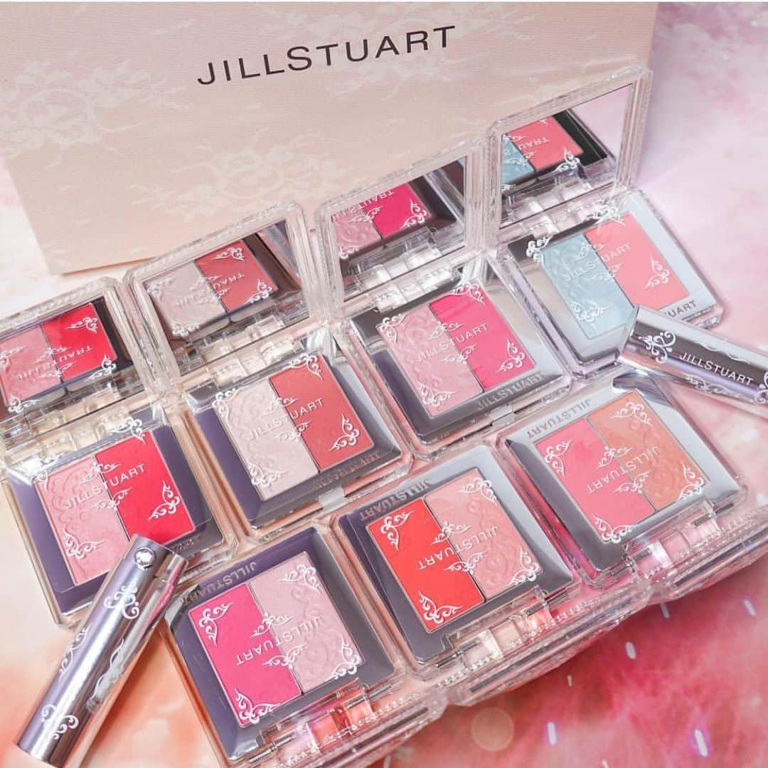 Jill Stuart Cosmetics Japanのインスタグラム：「Blend blush blossom IDR 798.000 . Ready stock 01 blooming bud Bright pink the color of flowers in bloom 02 sugary lollipop Sweet pink red like a lollipop 03 happy sunny Bright orange pink of a happy mood on a sunny day 04 good afternoon Pure pink like a pleasant moment in the afternoon ※Main color 05 new romantic Beige pink like the feeling of a new encounter ★06 blissful time Lavender pink of a lovely moment in the spring ★07 hello spring Overflowing blue pink that beckons spring . *All foggy colors are non-pearl ★Limited-edition color . Two cheek makeup colors containing spring pink in a single compact. Blends perfectly in your cheeks with a soft fit and a light blushing color. Lustrous glow colors and sheer matte colors can be mixed to produce any number of texture combinations . . #jualjillstuart#jualjillstuartmakeup#jualkuasmakeup#tokobatam#batamtoko#muabatam#batamolshop#olshopbatam#batam#tokokosmetik#jualbrush#jualsigma#jualan#jualanku#jualsephora#jualchanel#jualladuree#jualkosmetikbatam#jualeyeliner#jualmascara#juallipstick#jualmurah#jualankaka#makeupartistbatam#jualmakeup#jualkosmetikori#jualetude#jualladureekosmetik#jualkosmetikjepang#jillstuart」