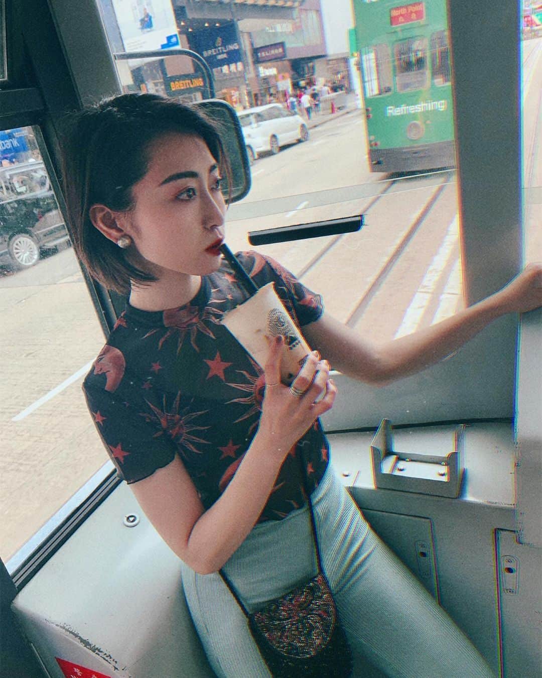 のインスタグラム：「🌞🌜 香港のとんでもない湿度が恋しいです！  たくさん撮影してもらいました。 形になるまで、、お楽しみに！  是照片集的摄影! 香港的湿度感觉皮肤好😌 ─── #香港 #香港の湿度がすき #撮影 #拍照 #中里亚美 #タピオカ #木薯 #shootings #offshot #iphonexs #singer #aminakazato #中里の旅」