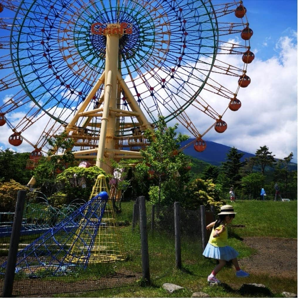 蛯原英里さんのインスタグラム写真 - (蛯原英里Instagram)「・ 先日の山中湖旅行の続き… ・ ２日目は日本で一番高い場所にある？遊園地「ぐりんぱ」に行ってきました😊 ・ まずは標高1200メートルの 日本一高い場所にある観覧車や 巨大ウルトラマンと記念撮影〜 ・ かむちゃんは、初めてのメリーゴーランドを体験したり、お姉ちゃんはゴーカートにも乗りました〜😊 娘は、アトラクションを数多く楽しめたことが凄く嬉しかったみたいです！おすすめですー😊  #ぐりんぱ #山梨県  #子連れ旅行 #旅行好きな人と繋がりたい #日本一 #日本一高い観覧車 #遊び #メリーゴーランド  #遊園地」6月20日 14時02分 - eriebihara