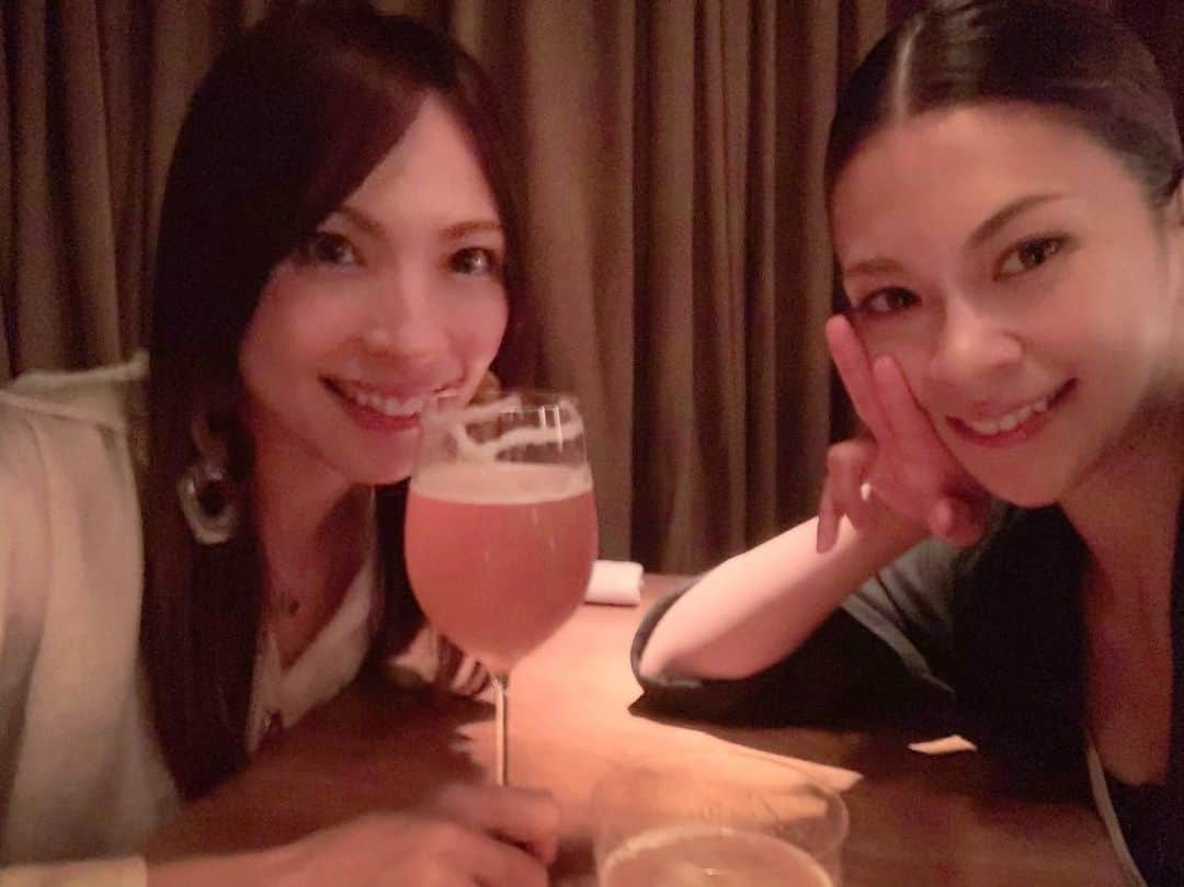 小柳ゆきのインスタグラム：「本日、夜11:30〜Nack5「Drive your heart」に初のゲスト！ 姉のHiromi @hiromi_koyanagi  登場します😁😁 . グダグダの姉妹トークはもちろん笑笑、姉のアコギで2人で歌うと言うとっても楽しい内容になりました✨ . . 2週に渡っての登場です、ぜひ聞いてね〜😊」