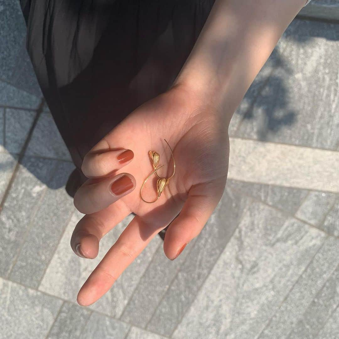 西谷菜々さんのインスタグラム写真 - (西谷菜々Instagram)「. 今年の夏は、ゴールドにも挑戦したい気分。 地元の小さなアクセサリー屋さんで見つけたお気に入り🌼☺️」6月20日 14時13分 - nana_nishitani