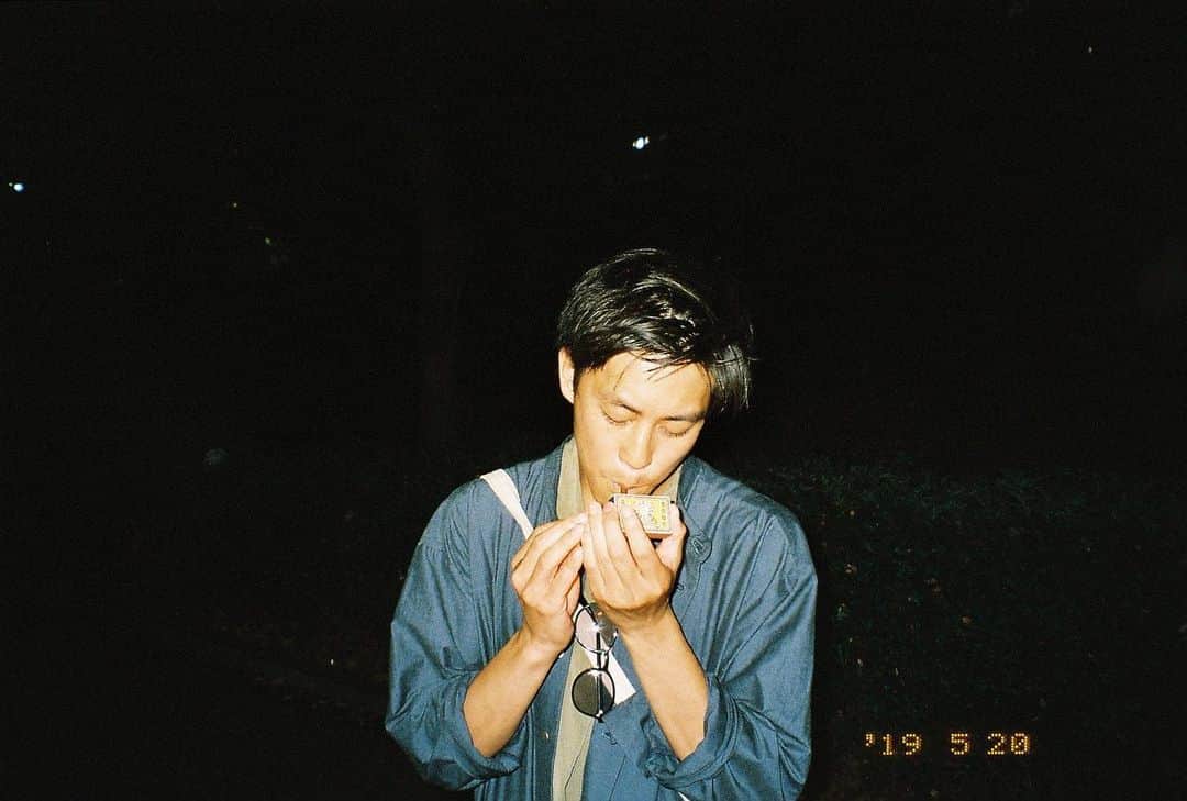 花沢将人のインスタグラム：「背中には自作の絵。岳の世界観すき。」