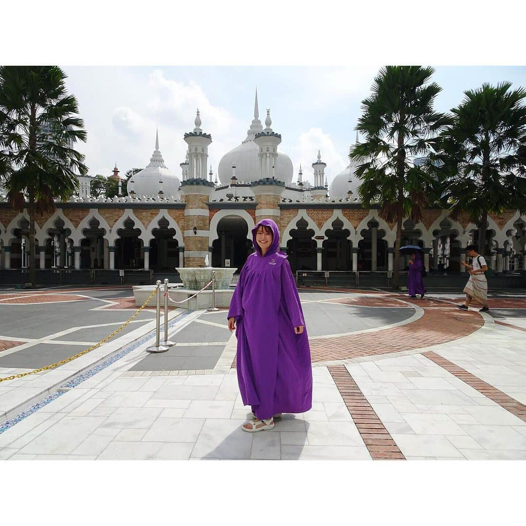 西島まどかさんのインスタグラム写真 - (西島まどかInstagram)「🇲🇾 弾丸旅でマレーシアへ。 ． 写真はマスジットジャメ エリアにて。歴史ある建物やモスクがあるエリアです。 ． 奥に見えるのは、スルタン・アブドゥル・サマドビル(旧連邦事務局)。 イギリス統治時代から建つ美しい時計台を擁した建物で、クアラルンプールの町の起源になった川のすぐ近くにあります。 ． 2枚目以降は クアラルンプールで最も古いモスクであるマスジットジャメ🕌 控えめな配色が上品。 ． 私たち観光客も、服装の条件を満たせば敷地内に入って建物の見学ができます。写真もOK。 紫色のローブは、入り口にて無料で貸してもらえました。 ． そして… このエリアにはスタンプラリーが存在し、係員さんに頼むとスタンプラリーカードが貰えます！！ すごくすごく暑い中私が歩けたのは、スタンプがあったおかげです。 ちなみに、いい大人が「スタンプどこですか？」と聞いた時の反応は、日本と一緒でした。 ． #マレーシア#クアラルンプール #マスジットジャメ #スルタンアブドゥルサマドビル #押し鉄 番外編 #スタンプ好き」6月20日 14時15分 - nishijima_madoka