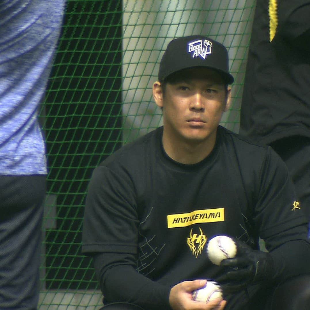 日本テレビ「POWERフレーズ」のインスタグラム：「#野球 (#ソフトバンク) #甲斐拓也 選手のリフレッシュ法  厳しいプロの世界で戦う甲斐選手 毎日の試合で傷つき、疲れた体と心を癒してくれものがある。  一つは家族。  もう一つはシーズー犬の 「はなちゃん」。 家族と共に「はなちゃん」と散歩するのが何よりのリフレッシュ法。  甲斐拓也選手の後編は 23日（日）6:55〜 放送です」