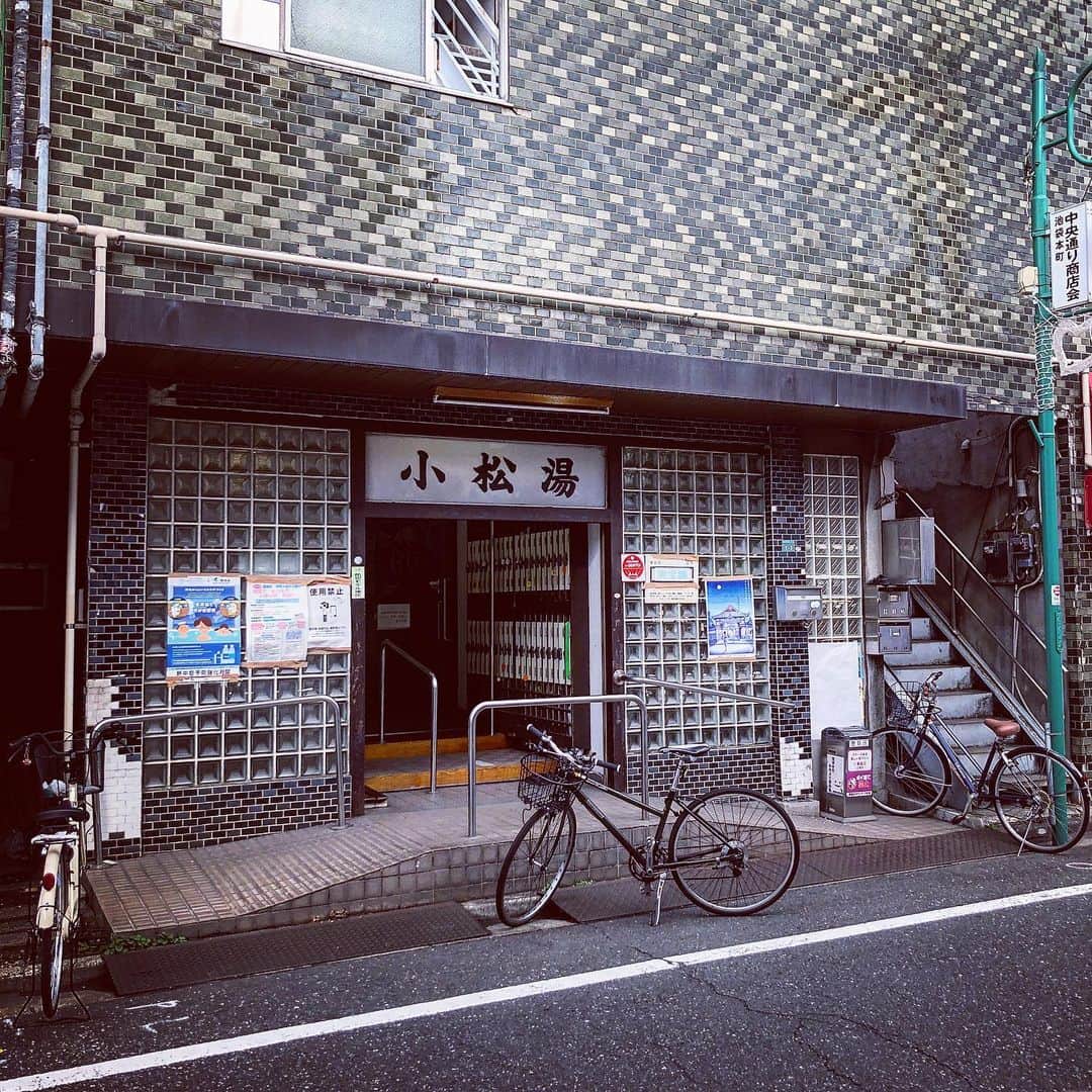 のインスタグラム：「豊島区北池袋の小松湯。結構広いです。俺が入った時は湯けむりがすごくて、前が見づらかったです。今週来週と武藤昭平一人ライブが続きます。6/22沖縄那覇スクラッチ。6/26高円寺クルーラカーン。よろしくです〜。#リハビリ銭湯 #銭湯 #ゆっポくん #sento #風呂 #bath」
