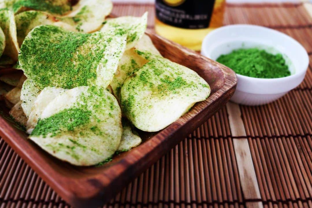 Wabi•Sabiのインスタグラム：「Title: Guilt-free chips🤣 . You know chips go great with beer. To keep your healthy life, why don't you add some Matcha powder. Don't forget to do some exercise after too much fun though. Now I can't wait for summer!! Recipe; Classic chips 1bag Matcha powder as much as you want Your favorite alcohol . . . #guiltfree」