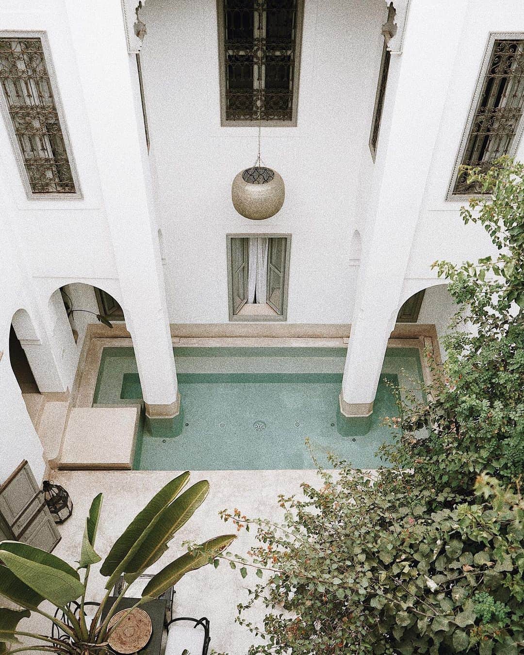 Manamiのインスタグラム：「Best Riad(Hotel) ever🏆 @snan13marrakech #riadsnan13 ㅤ スペイン人のオーナーさんのRiad センスもホスピタリティも、私の中で間違いなくNo. 1！ ごちゃごちゃしてなくてほんとに好き😭💗 絶対またここ泊まる😭💗」