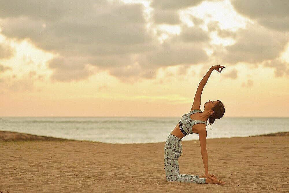 中村江莉香さんのインスタグラム写真 - (中村江莉香Instagram)「大好きなコト、モノへ🧘‍♀️♥️ 好き、がある事に感謝。 私はyoga無しでは生きられないのかもしれない。 これからも救われる、そして助けられる。 どういう意味か？🌏 感謝をする事、愛する事、許される事、受け入れる事。どれも照れ臭さや、もしかすると、今のこの時代そんなことばかり言ってられないかもしれない。 綺麗事と捉える方や、何言っちゃってるんだ、と、感じる方も居るのかなぁ？なんて😊☀️ でも、素直に私の中にある、守りたい気持ち。 それをyogaを通して大きな声で発信ができる。 私なりのyogaの考えです、と、一枚フィルターをかける事で、伝えやすくなります。 何かが解き放たれる。 ありのままで居る、それだけでは生きにくかったり...もしかすると胸の内を全て明かす事、が、少し恥ずかしかったり、怖いことのように感じているのかもしれません。 ちょいワル江莉香も居させてね、てきな。たまにはふざけさせてね、と。(かと言って悪い事をする訳ではありませんよ‼︎笑😂🤝☀️) これからも、yogaに私の心をたくさん代弁してもらいたい。 そんな気持ちです。 ・ アーサナや瞑想は自分を見つめ直す時間を、意識的にとれる。 心が健やかですと、身体も言葉も丁寧に優しく動きます。 心が荒ぶると身体の動き、言葉までもコントロールが効かなくなります。 逆も然り。 ・ ずっと続けている事...お料理もyogaもそうですが、大切な趣味だから絶対にお仕事にはしたくなかったんです。 いつしか、そんな私が、誰かに伝えたいと思うようになりました。共有がしたい。 一人で楽しむ、学ぶ、そして心から感じることには限界があるのかもしれない。と。 私がyogaにたくさんたくさん支えられたように、誰かの支えになれるのであれば、広めていきたい。 #好きな事をして生きていく 忘れたい事、思い出したくない事、悲しい出来事も、突然消えやしません🤝 それは仕方のない事です。 人間だもの。みつを、です。 ただ、心を一時的に感謝の気持ちでいっぱいにしてあげる、、、そして、今は辛くても、辛いと感じられる心にも感謝をします。 幸せを知っているから辛いです。辛さをしっているから幸せをより感じることができる。 気持ちの振り幅は人それぞれ、そして、辛さは幸せを知っているから感じられるのかもしれません。 ・ 長くなりましたが、綺麗な景色、自然の中にいる事で、自分の自然な気持ちと向き合えています。 残り３日ですが、感謝をしながら大切に過ごしたいと思っています。 ・ 私はヨガが大好き❤🧘‍♀️✨ #ymcメディカルトレーナーズスクール #ihta #ヨガ #ヨガインストラクター #ryt200 #全米ヨガアライアンス #ヨガ資格 #短期留学 #バリ #バリ島ヨガ留学 #リトリート #yoga #bali #一人旅女子 #タビジョ #旅女  #旅行好きな人と繋がりたい #travel #trip #maimai #HIS #bintangbaliresort #ヨギーニ #映えアーサナ」6月20日 14時50分 - erica_nakamura