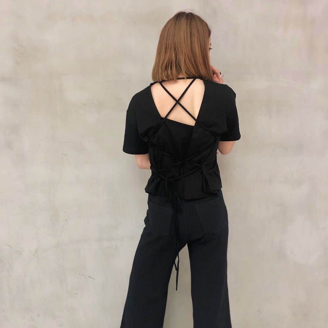 のインスタグラム：「. 【NEW ARRIVAL】 . LAYERED ELABORATE TEE LBL / BLK WHT ¥9,200 (+tax) . @_____akane____  155㎝ . . 前はシンプルですが、 背中の開きと、レースアップが他にないデザインの Tシャツです✨ 着回し力のあるブラック、ホワイトと 涼しげなライトブルーの3色展開です！ . ボトムを選ばずご着用いただけるトップスは とってもおすすめです💕 . 是非店頭でお試しくださいませ！ . . #ameri #amerivintage #tops #teeshirts #layered #laceup #fashion #code #codenate #shinjuku #lumine2」